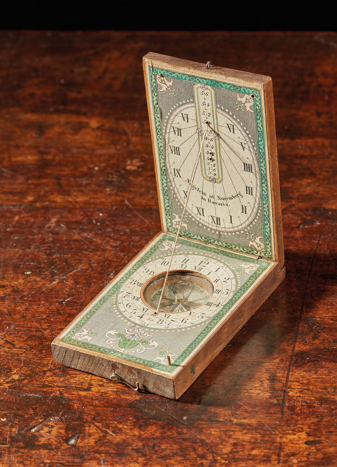 Null 木质和多色刻纸制成的日晷。封面上标明了世界各城市的纬度。
表盘上签有NEGELEIN，巴伐利亚的纽伦堡
德国，19世纪