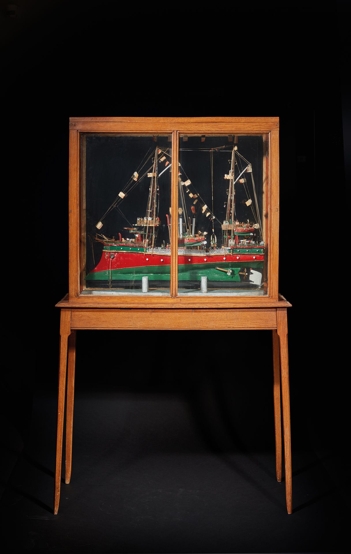 Null 模型
堡垒下的双桅无畏舰
在其展示柜和桌子上
约1900年
总尺寸：150 x 88 x 23厘米