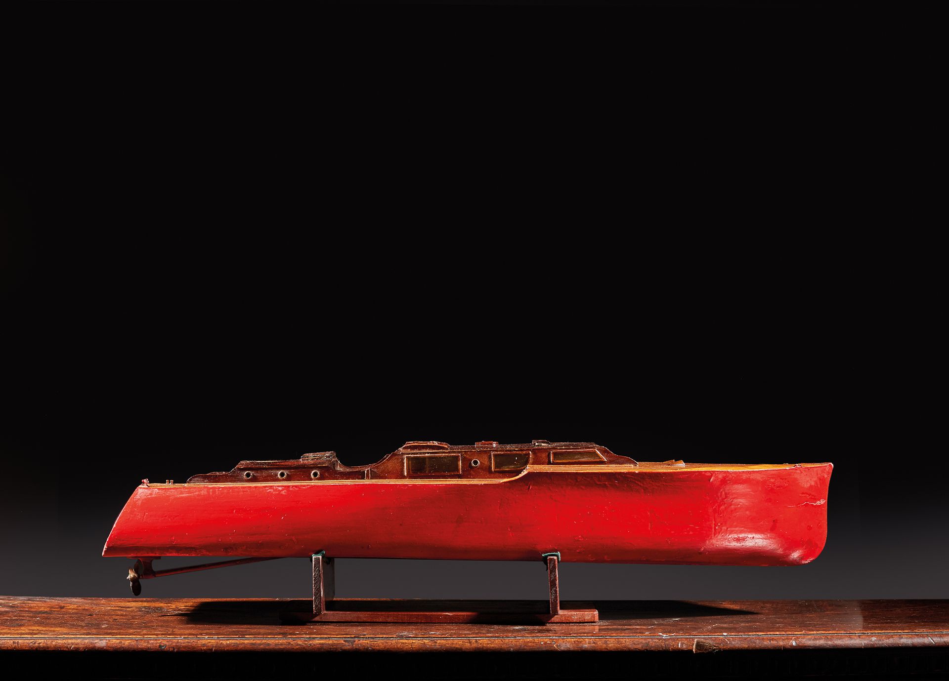 Null Model of a motor boat
Hull painted in red, deck slatted and varnished
Circa&hellip;