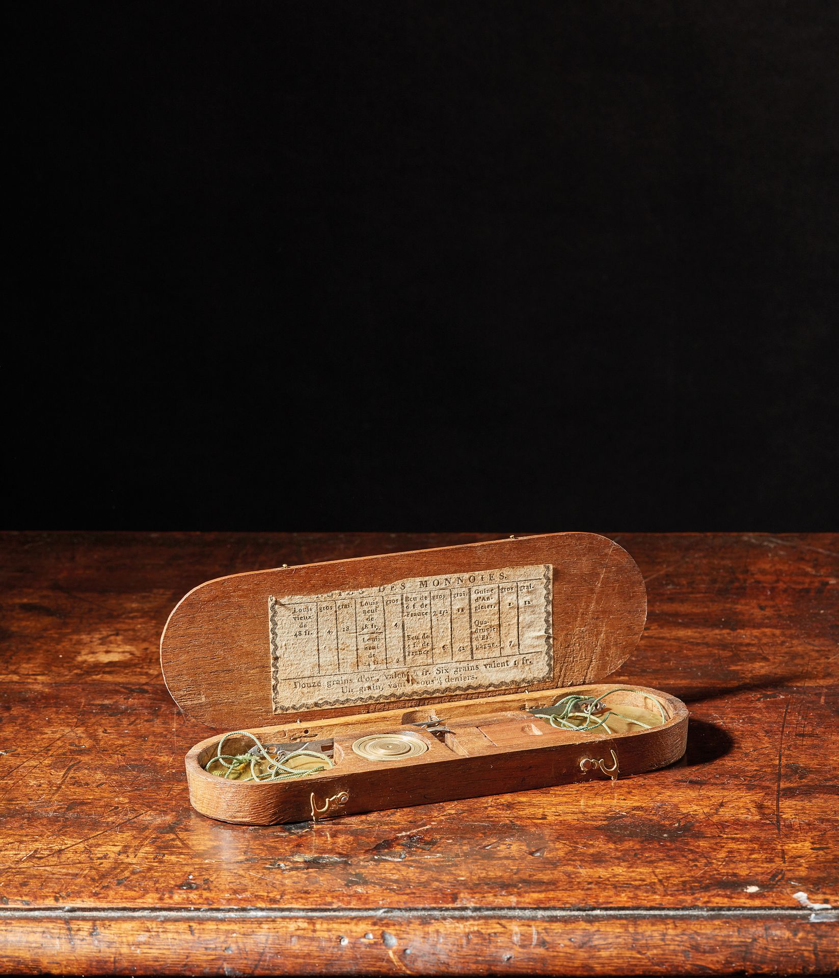 Null 装在一个金色木箱中的钱币兑换商的投石机及其砝码
法国，18世纪