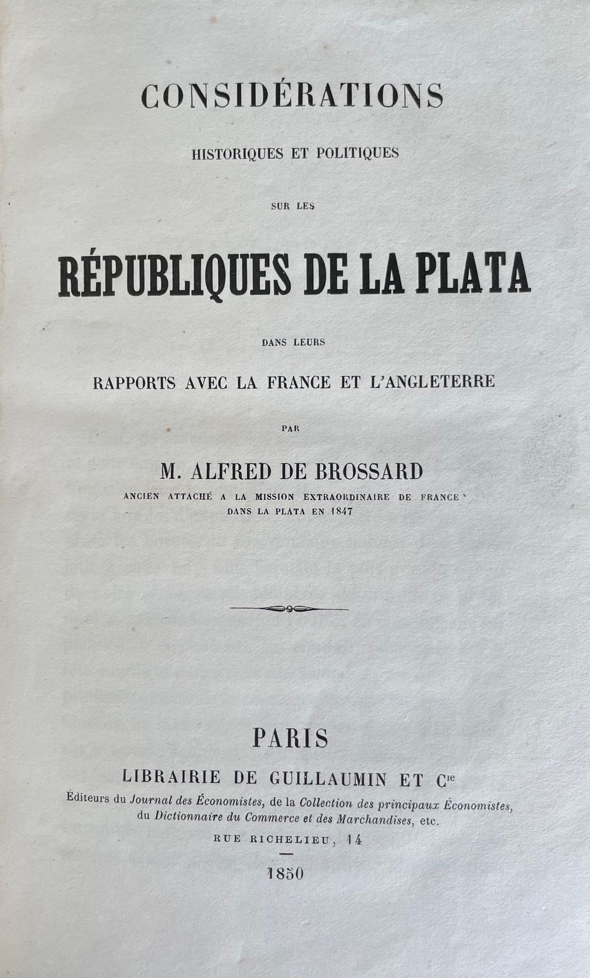 BROSSARD (Alfred de). 关于拉普拉塔共和国与法国和英国关系的历史和政治考虑。巴黎，纪尧姆，1850年，8开本，绿色半边形，光滑的书脊饰有鎏金&hellip;