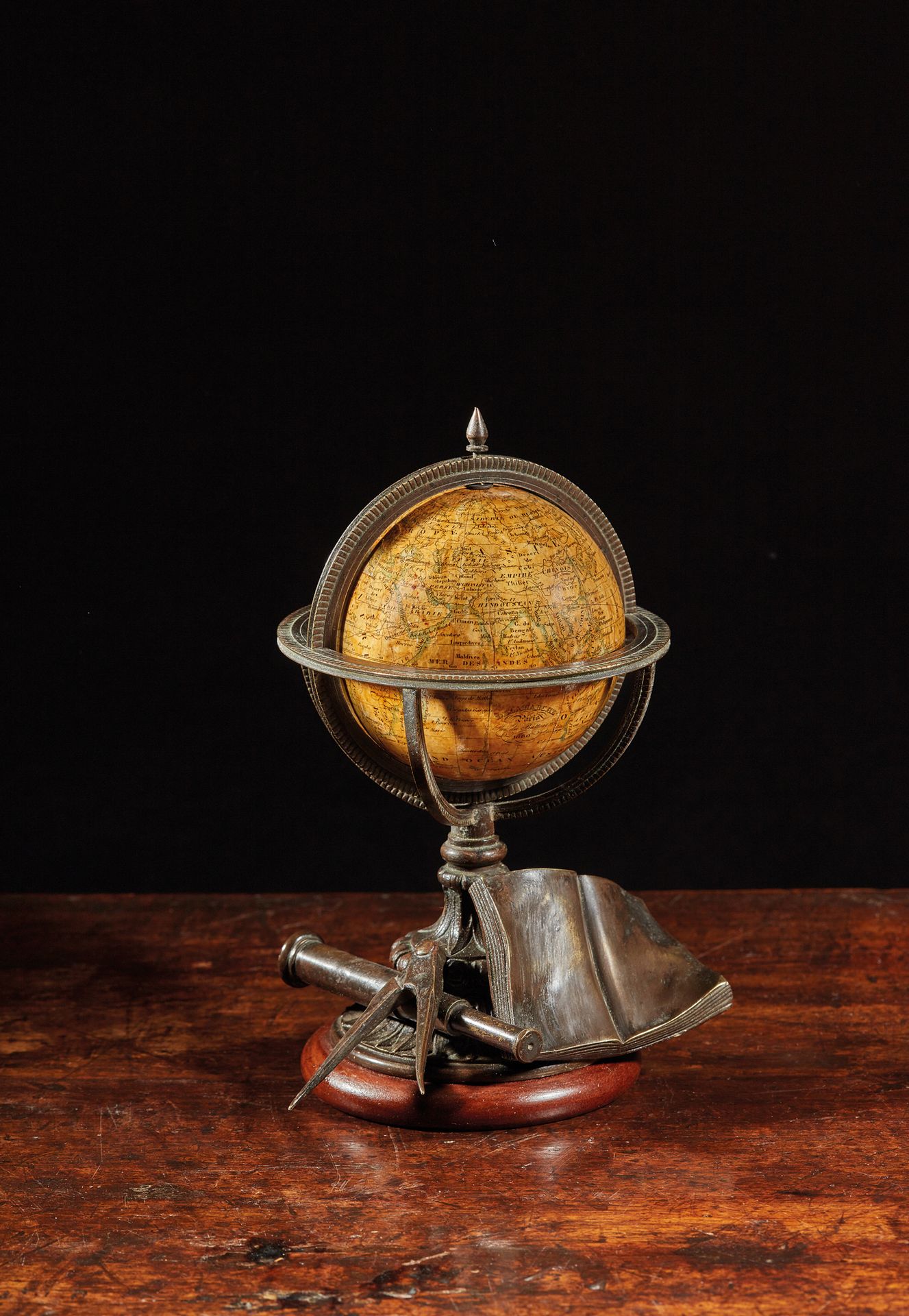 Null Kleiner Globus
Bronzefassung mit brauner Patina und Attributen der Wissensc&hellip;