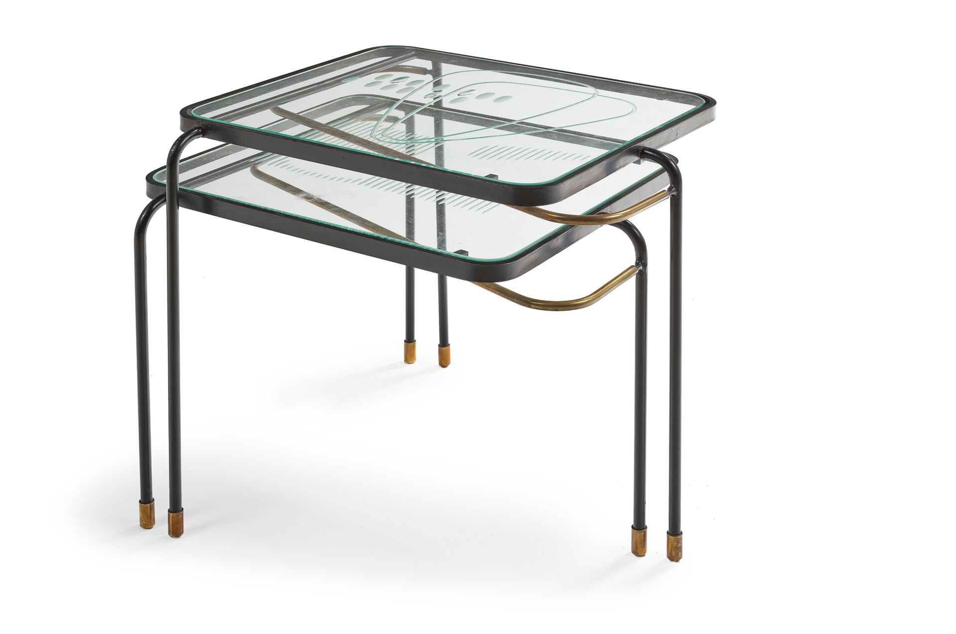 Mathieu MATÉGOT (1910-2001) 一对黑色漆面金属和黄铜结构的嵌套桌，围着玻璃桌面
1955年左右制作的模型
高：39厘米 宽：43厘米 &hellip;
