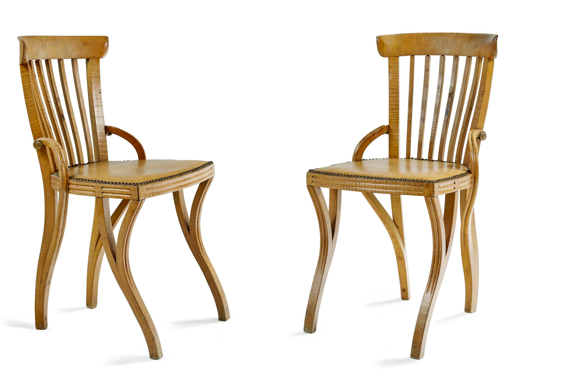TRAVAIL ÉTRANGER VERS 1910 一对模制和雕刻的胡桃木椅子，背部镂空，弯曲和建筑腿，仿奶油软垫
高：86厘米，宽：42厘米，深：42厘米（&hellip;