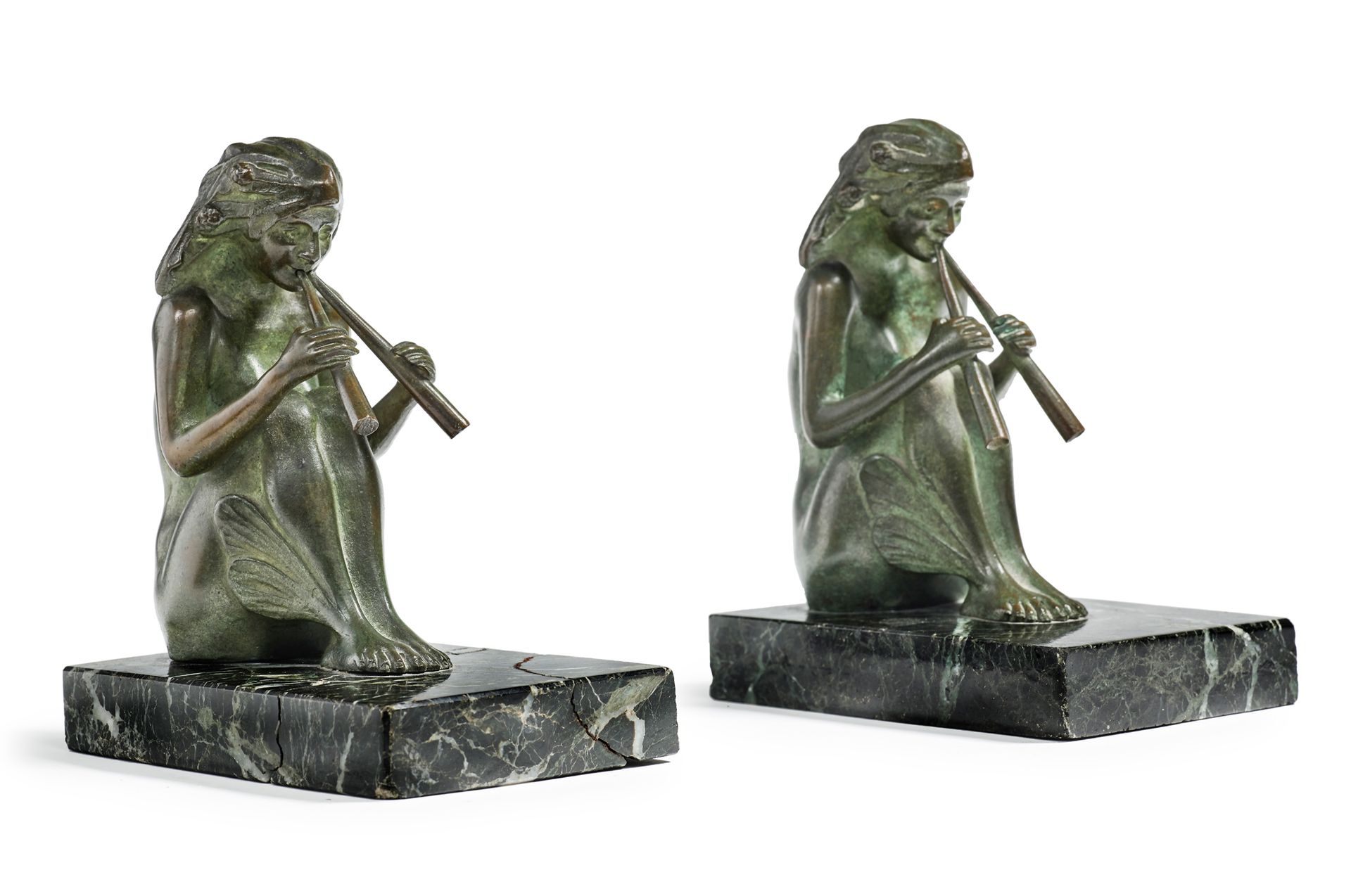 Marcel PAUTOT (1886-1963) 
一对绿色铜质书架，表现吹奏奥洛斯长笛的女性，大理石底座
高：14厘米，宽：12厘米，深：7.5厘米（底座的&hellip;