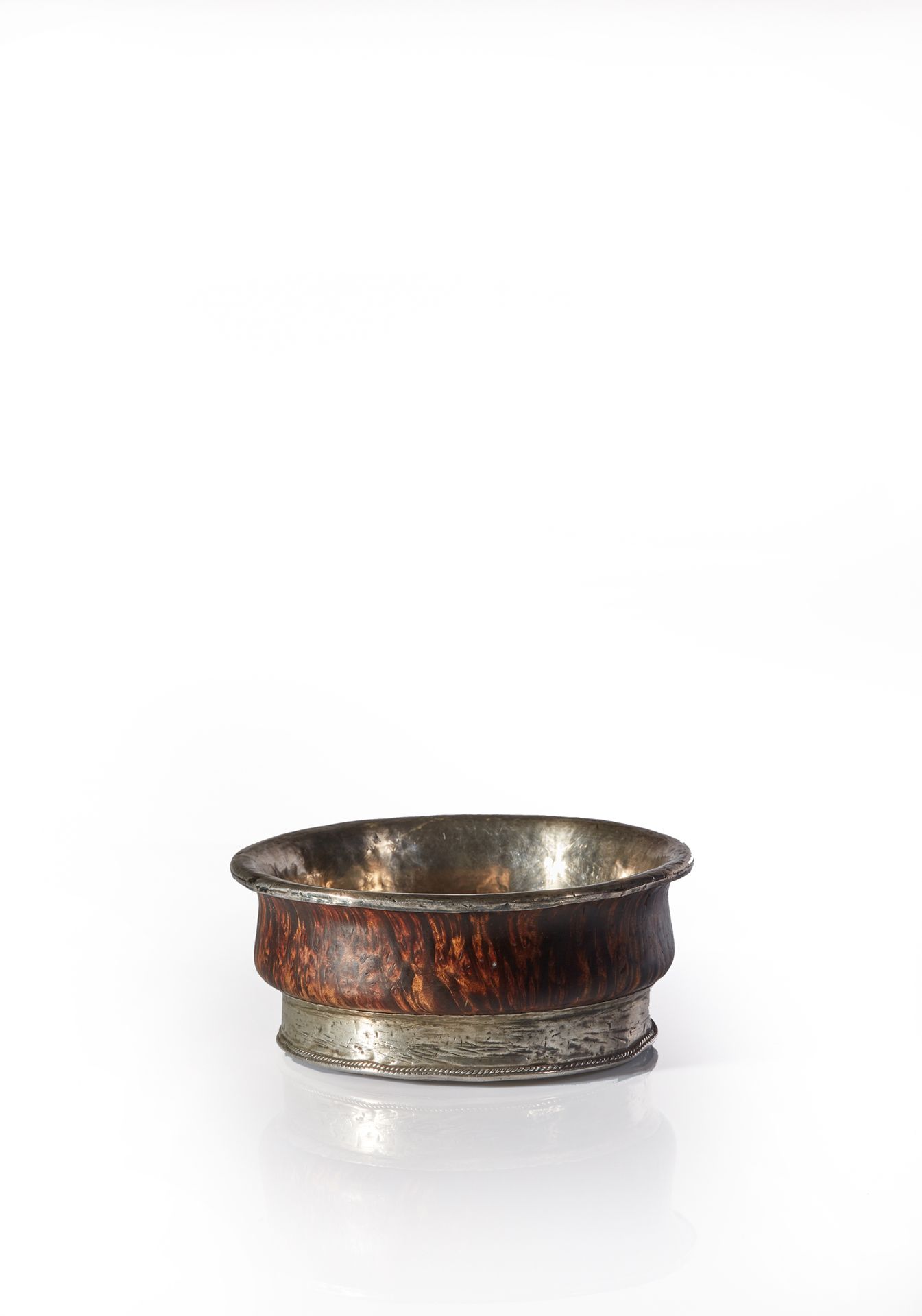 TIBET - XIXe siècle Small burr airag bowl, the silver plated metal frame, the fo&hellip;