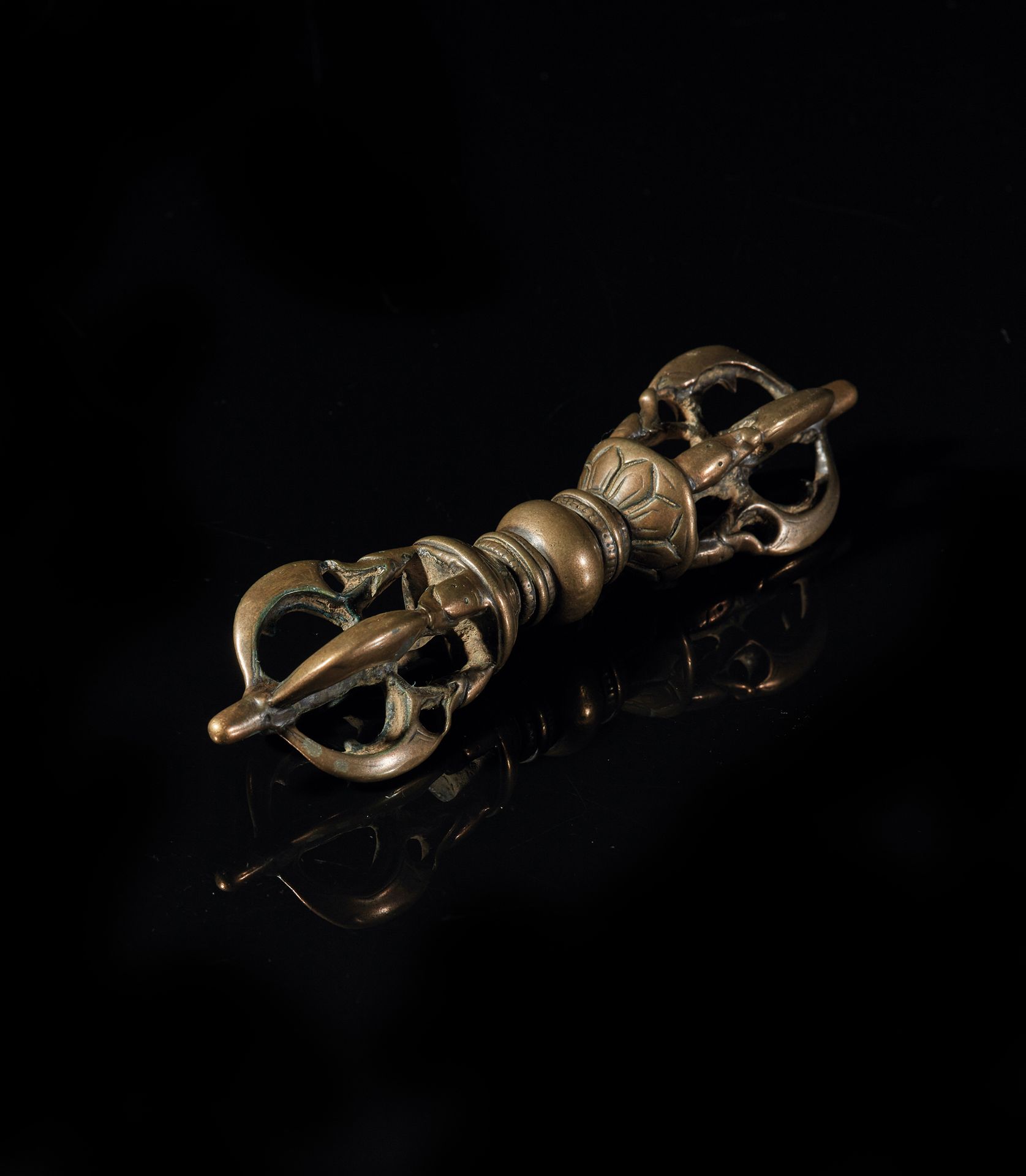 TIBET - XVIe/XVIIe siècle 铜制金刚杵，手柄上有四个马卡拉头。(小修)。
L. 14 cm