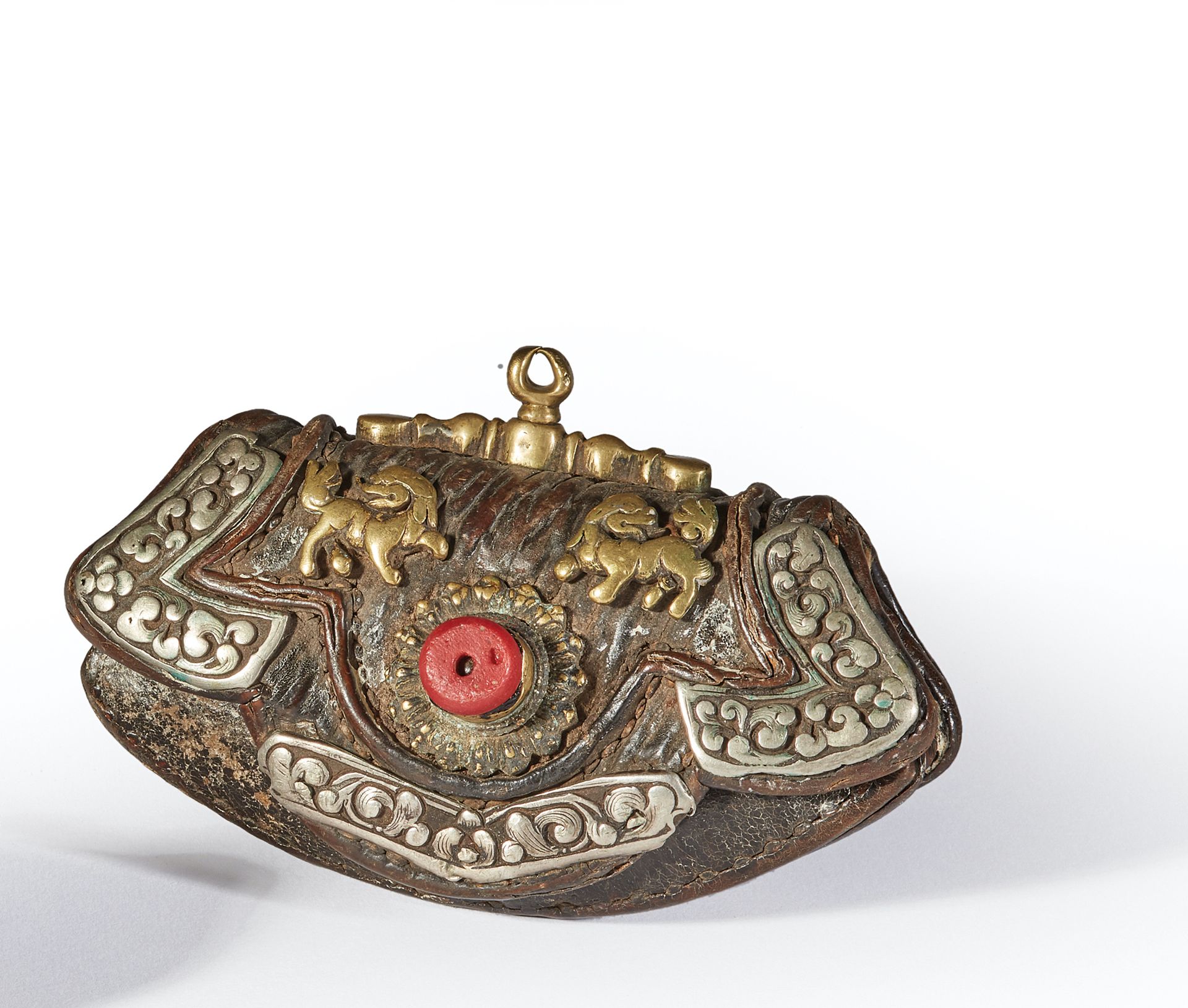 TIBET - XIXe siècle Pochette de femme (baghu) en cuir et plaques d'argent et de &hellip;