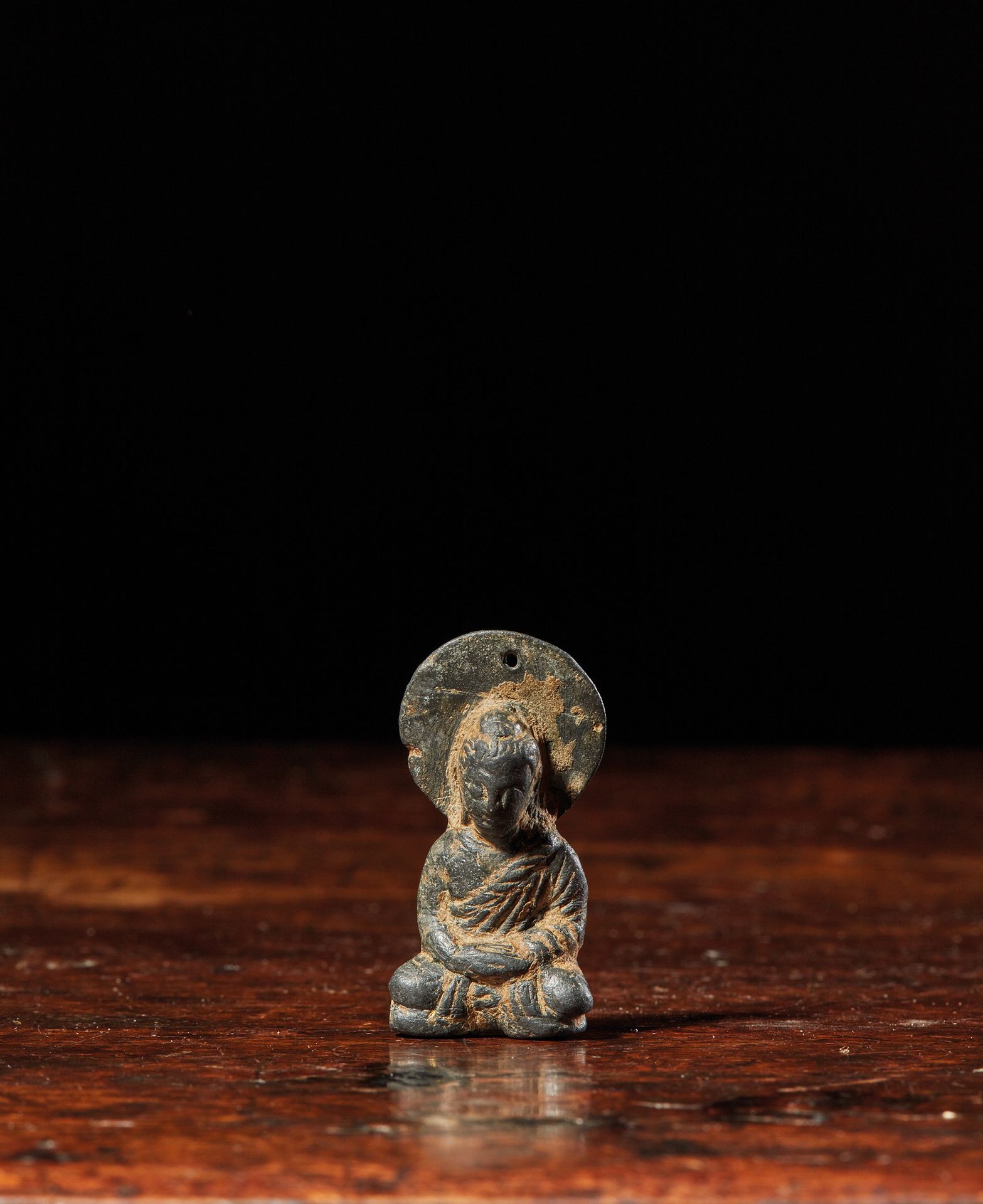 INDE - GANDHARA, art gréco-bouddhique, IIe/IVe siècle 一尊棕色铜质小佛像，在曼陀罗前盘膝而坐。
高4厘米
&hellip;