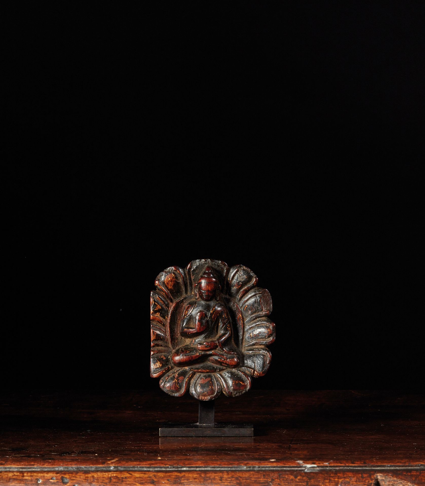 TIBET - XIIIe/XIVe siècle 木雕门楣的一部分，描绘Amoghasiddhi坐在padmasana中，左手做abhaya mudra（无畏&hellip;