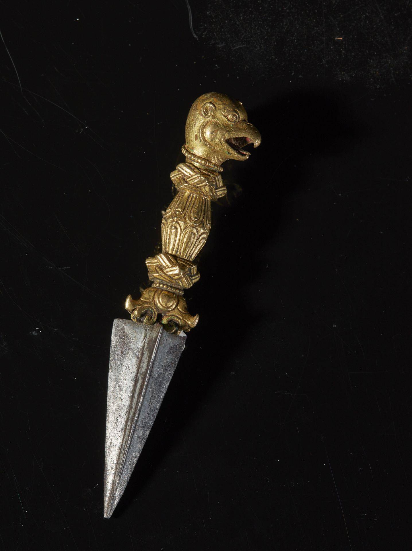 TIBET - XVIIe/XVIIIe siècle Petit phurbu en bronze doré, le manche surmonté d'un&hellip;