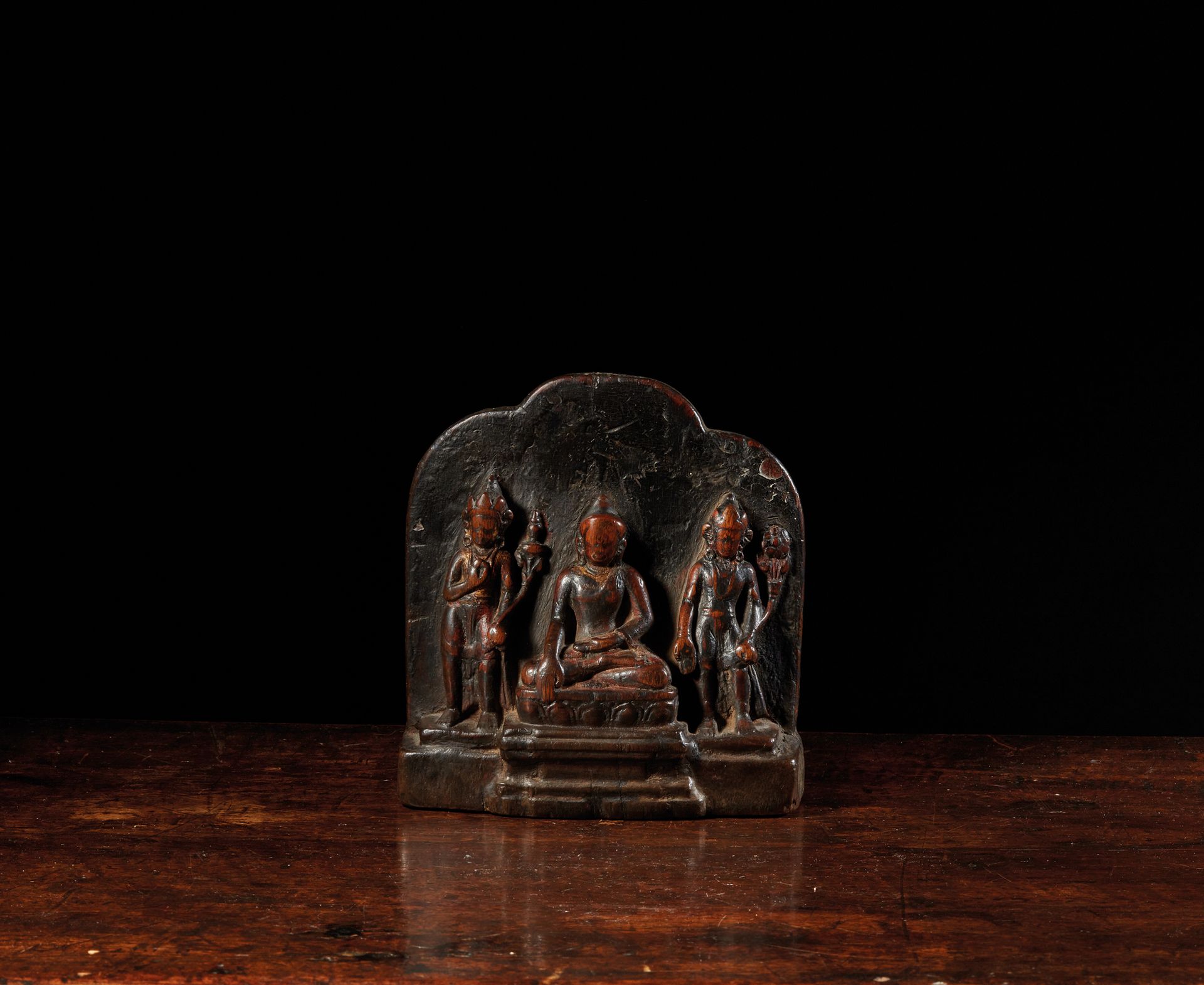 TIBET - XIIIe/XIVe siècle 带有多色痕迹的木制组，表现释迦牟尼坐于中央，周围站着两位菩萨Padmapani和Vajrapani，一位手持&hellip;