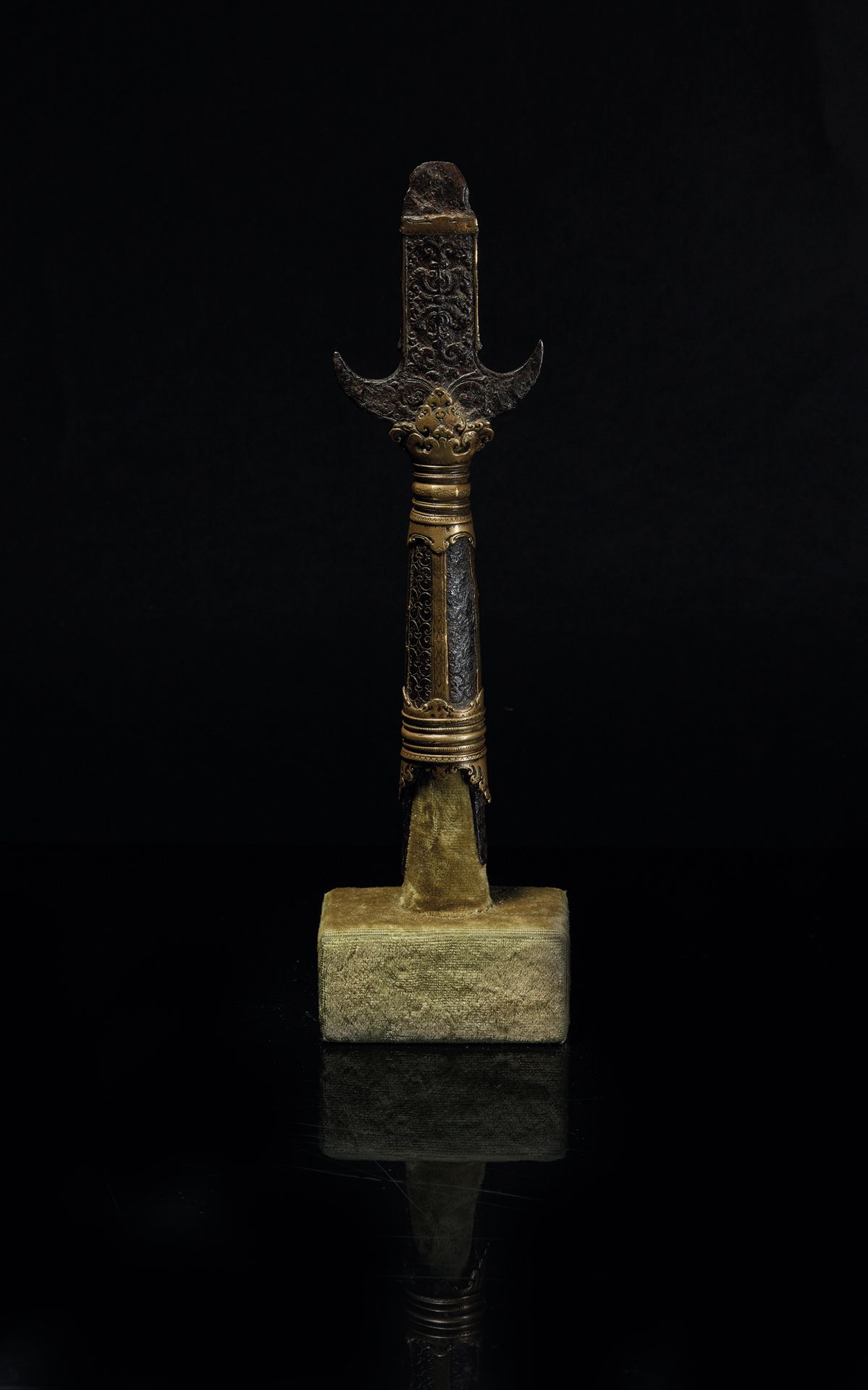 TIBET - XVIe/XVIIe siècle Pointe de lance en fer à trois pics ciselée de rinceau&hellip;