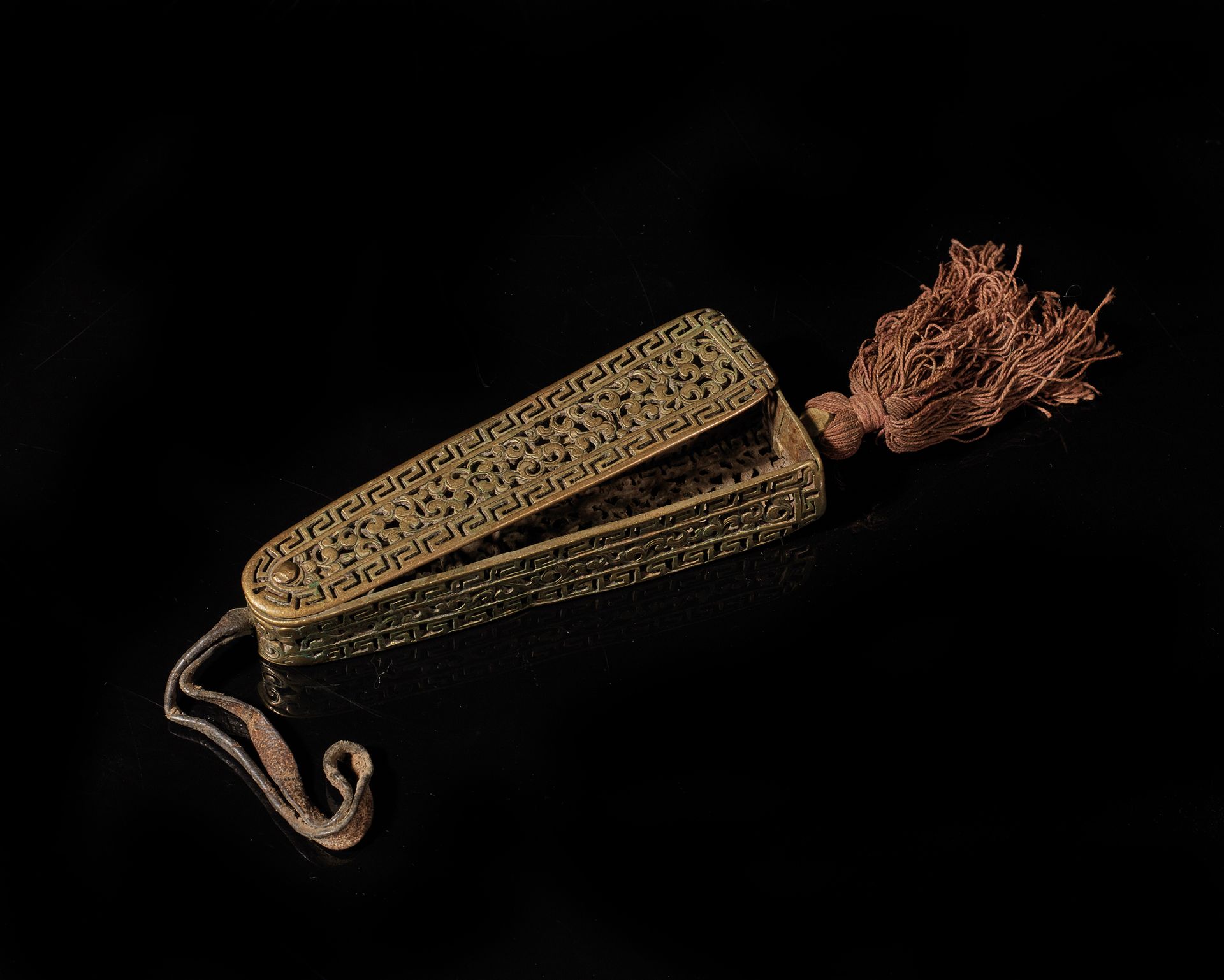 TIBET - XIXe siècle Caja de latón calada con decoración de follaje y friso grieg&hellip;