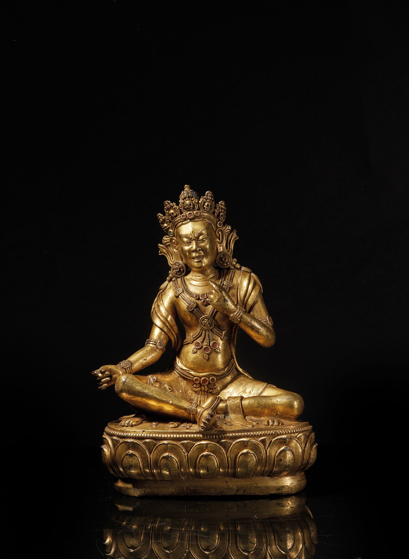 MONGOLIE - XVIIIe siècle 尼玛奥泽的鎏金铜像，是莲花生大士的第六个方面，以喇提塔纳坐于莲花形底座上，身披虎皮，佩戴精雕细琢的珠宝。他看起&hellip;