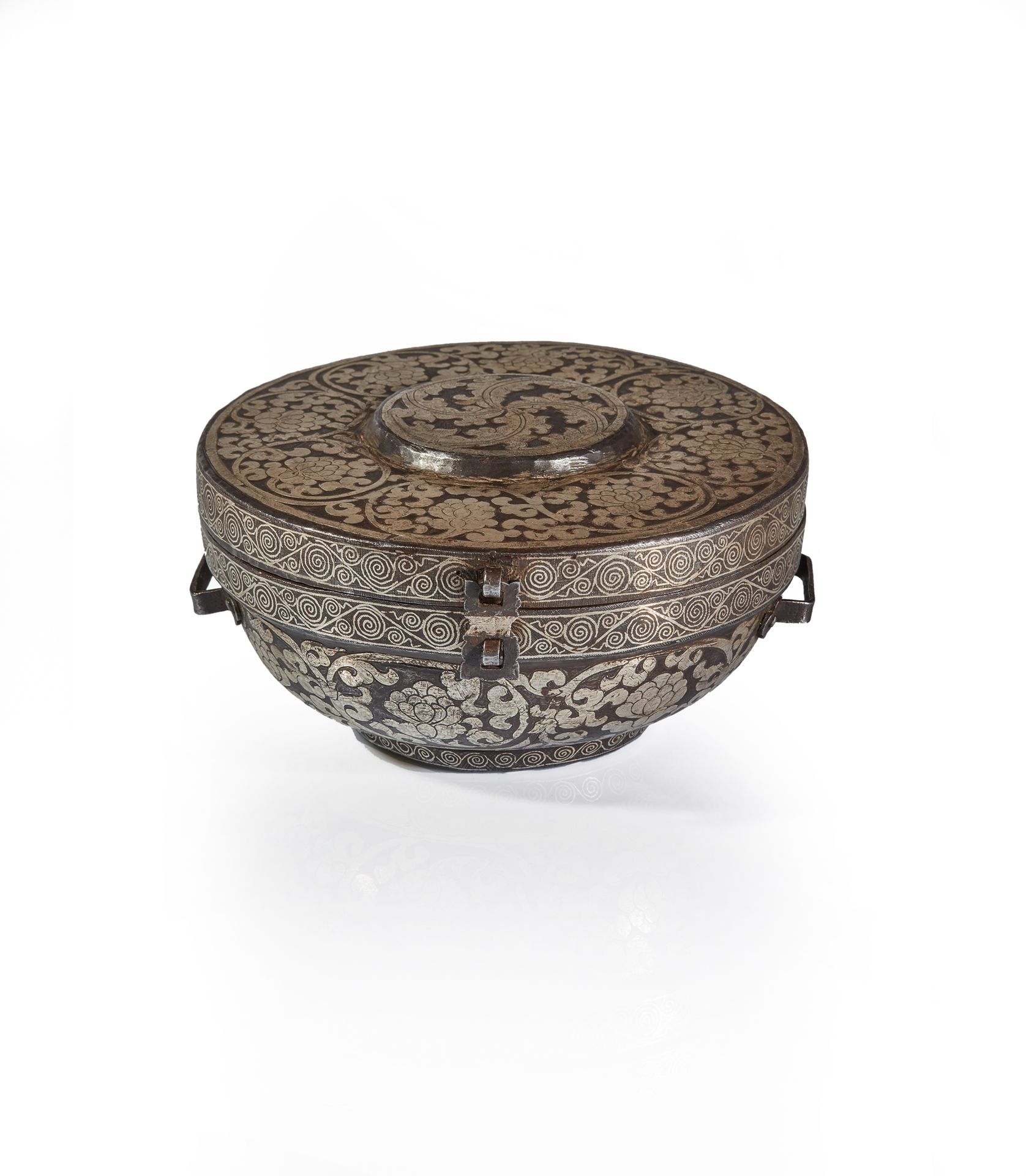 TIBET - XVIIe/XVIIIe siècle Bowl case of round shape in iron inlaid with silver &hellip;
