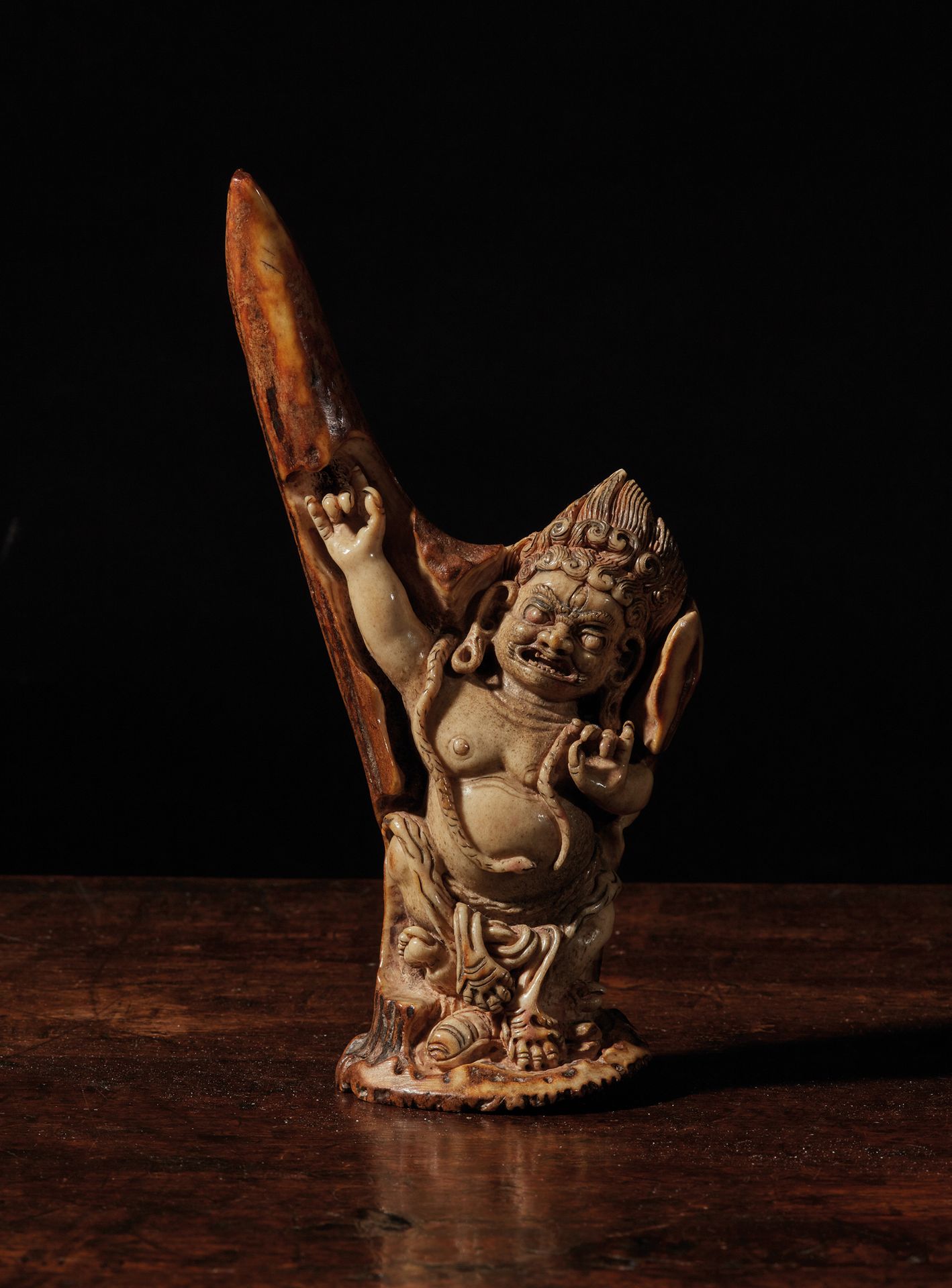 TIBET - XVIIIe siècle 站立在鹿角的马哈拉雕像，戴着蛇形项链，双手呈卡拉纳泥巴状。
高17厘米
