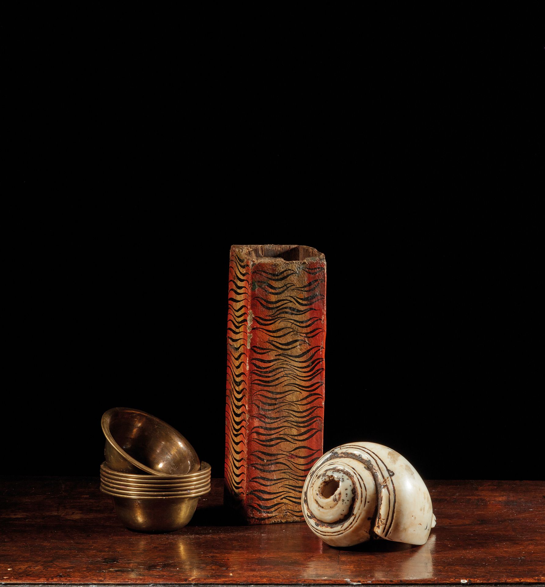 TIBET - XIXe siècle 套装包括一个带有虎皮图案的多色木盒，7个黄铜杯和一个天然贝壳的桑卡海螺。
高21.5厘米，杯口直径8.3厘米，长13厘米&hellip;