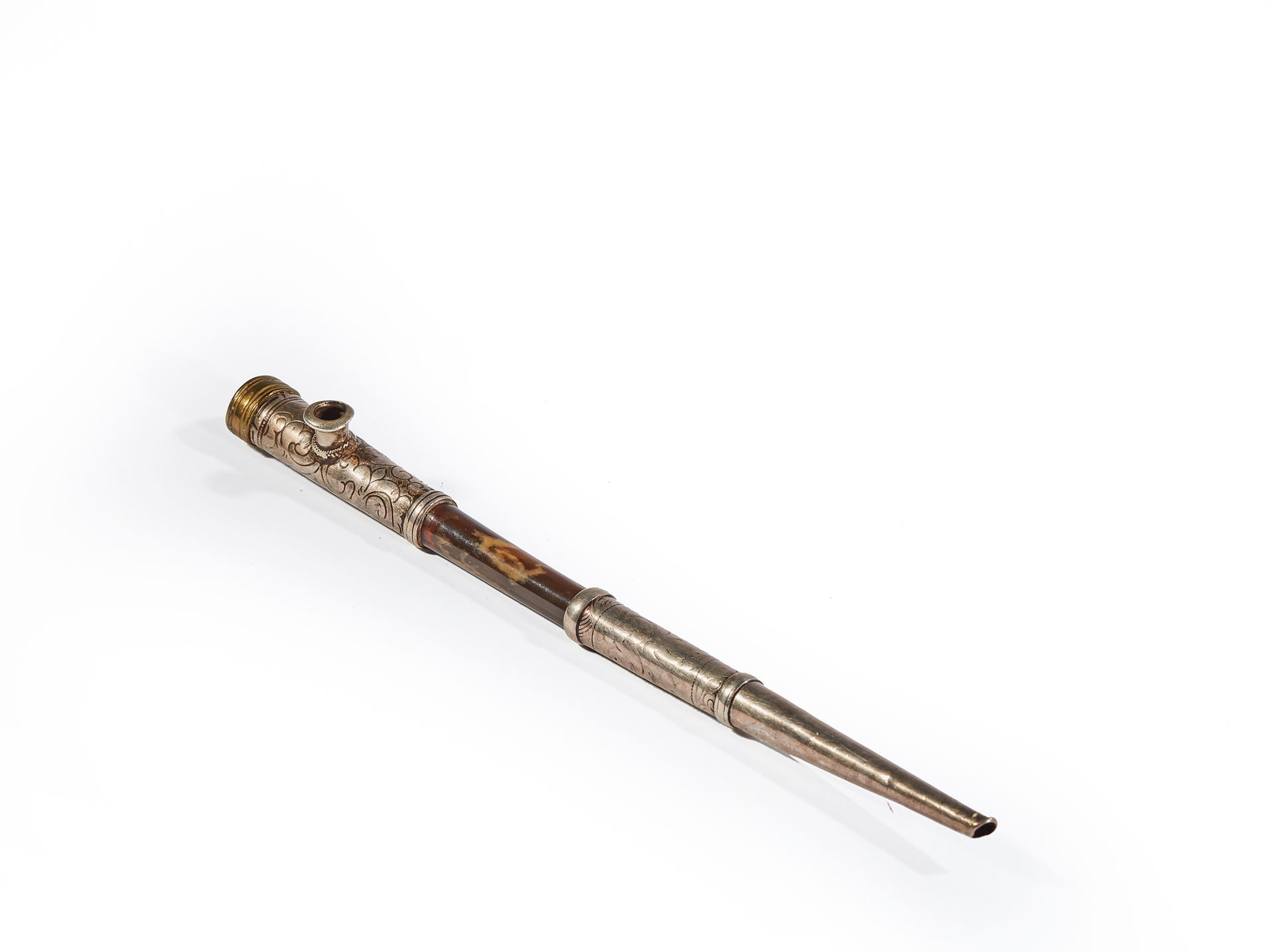 TIBET - XIXe siècle 一支棕色铜化的骨质烟斗，银色的烟斗尖上凿有树叶的卷轴。
毛重：111.78克
长30.5厘米