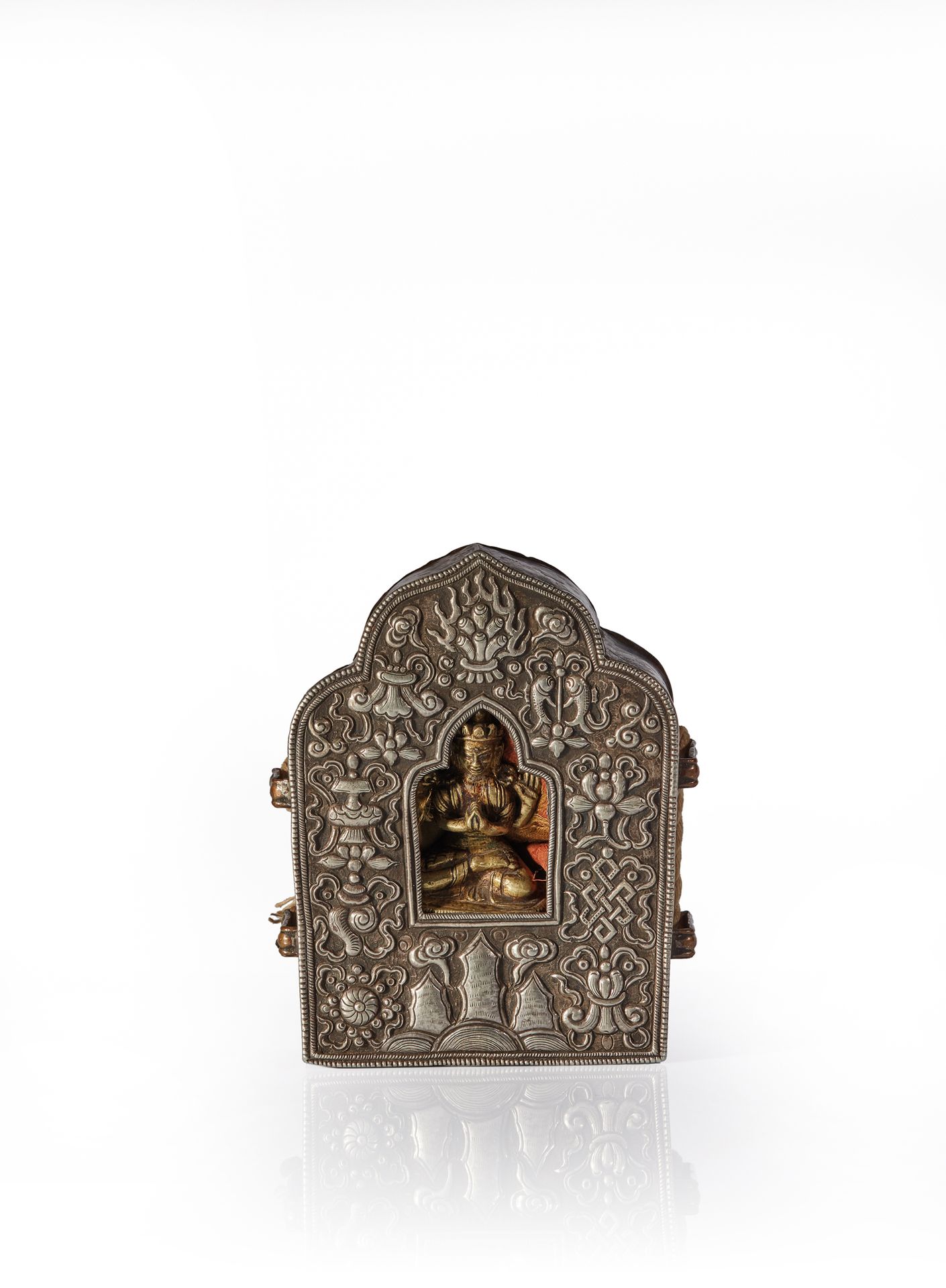TIBET - XIXe siècle Ga'u便携式祭坛，银质正面刻有八个佛教符号（ashtamangala），围着一尊萨达萨里四肢着地的铜质雕像。
重量：5&hellip;