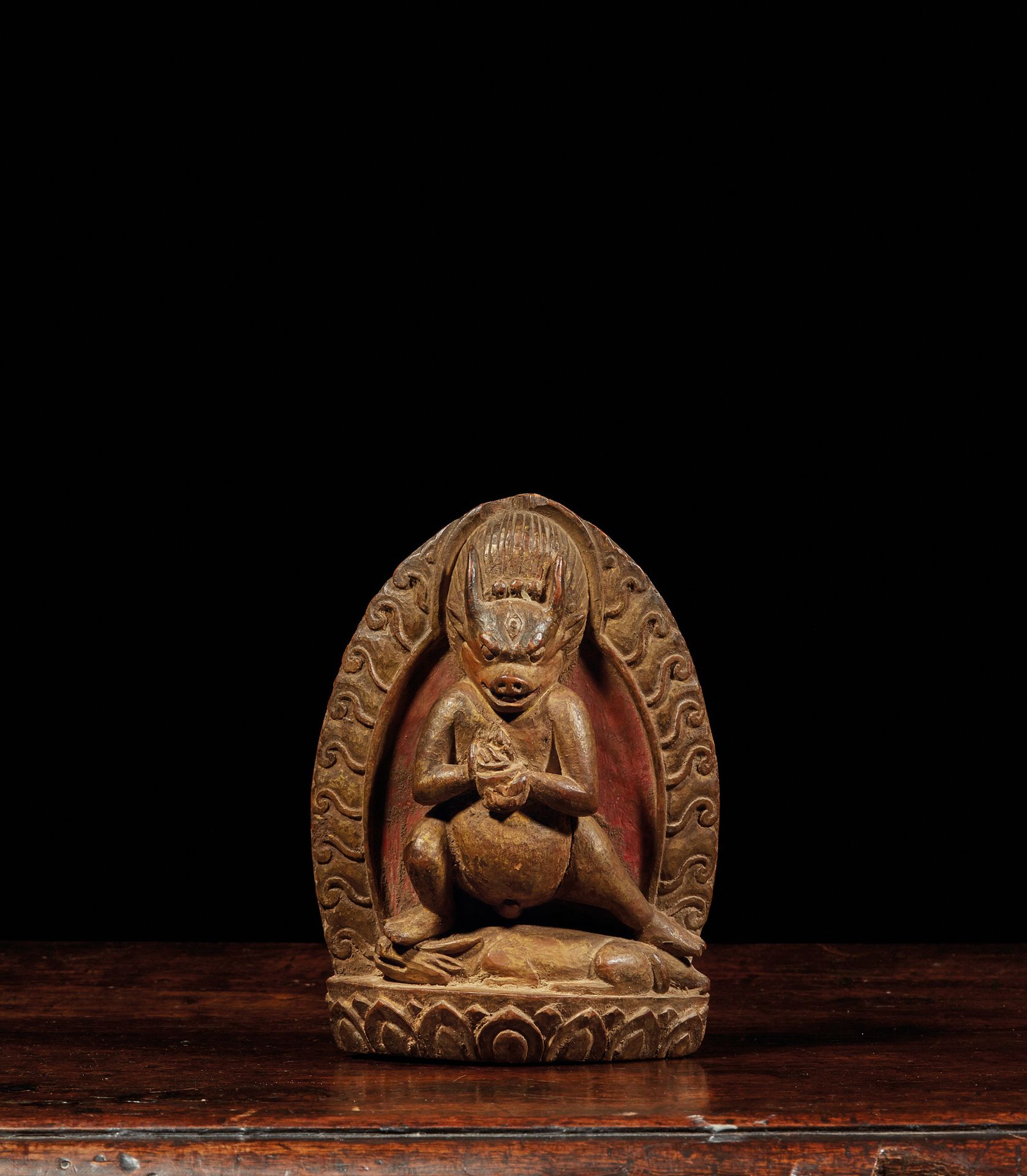 TIBET - XVIIe/XVIIIe siècle 一尊部分多色雕刻的阎罗王木雕像，表现为站在一头水牛上，手持卡帕拉，在一个燃烧的曼陀罗面前。(小碎片)
H&hellip;