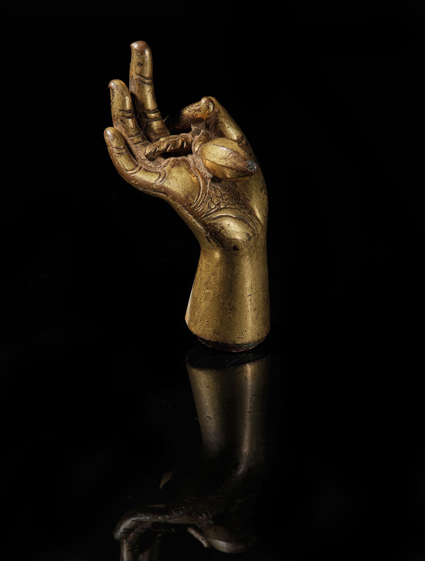 TIBET - XVIIe/XVIIIe siècle Parte di una statua in ormolu, la mano destra di Bud&hellip;