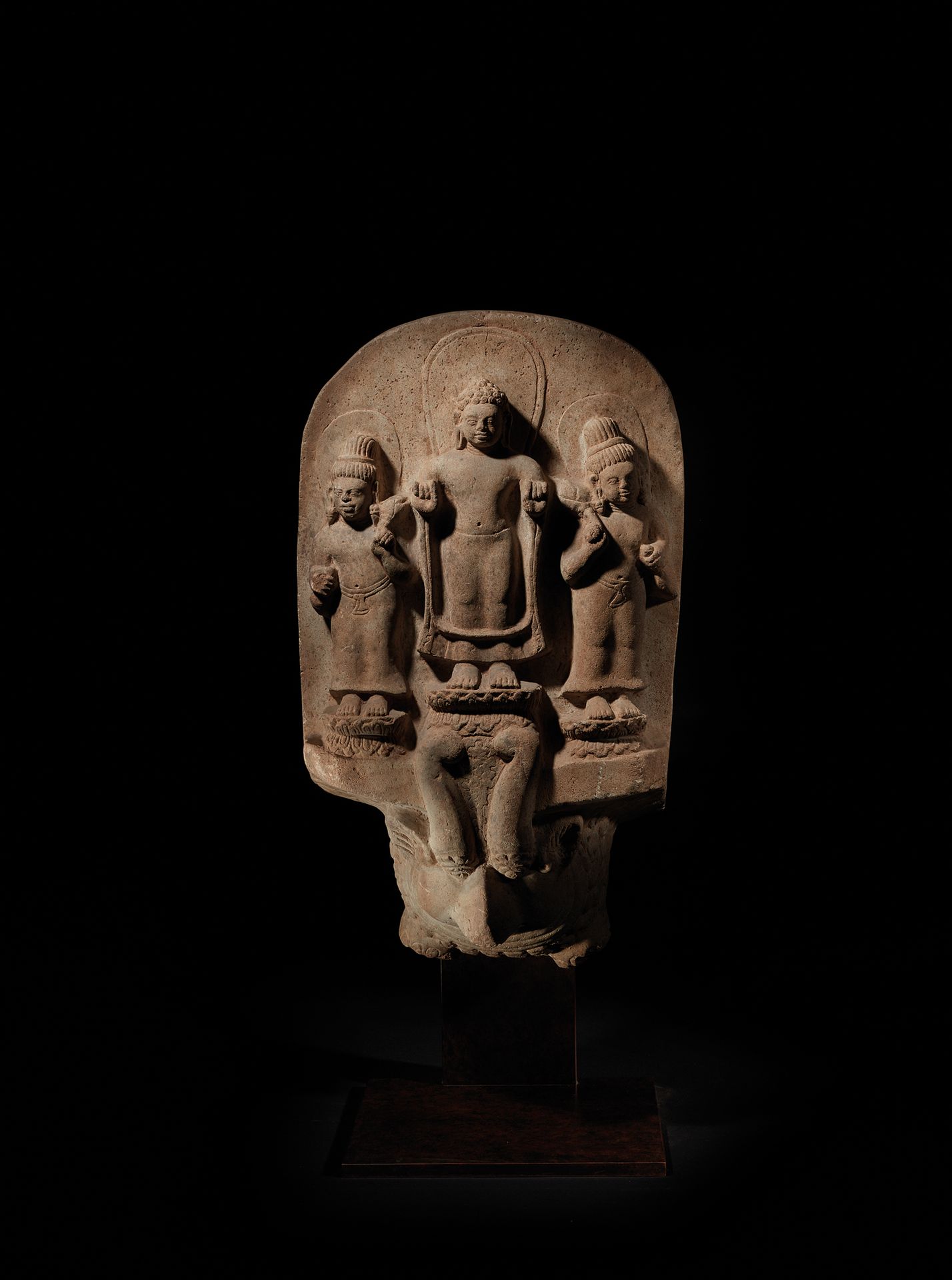 THAILANDE - Période MÔN DVARAVATI, VIIe/VIIIe siècle Stele in grey sandstone, Bu&hellip;