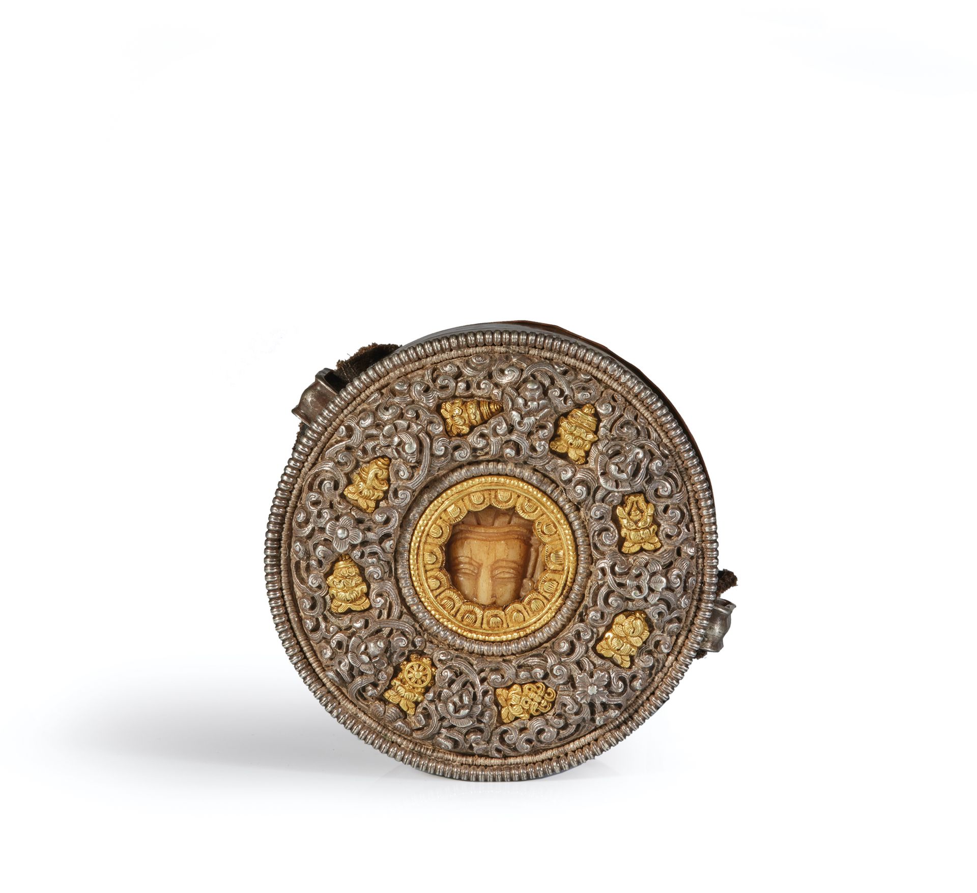 TIBET - XVIIIe/XIXe siècle 一座重要的铜制便携式ga'u祭坛，银色和金色的盘子上刻有八个金色的佛教符号（ashtamangala），周&hellip;