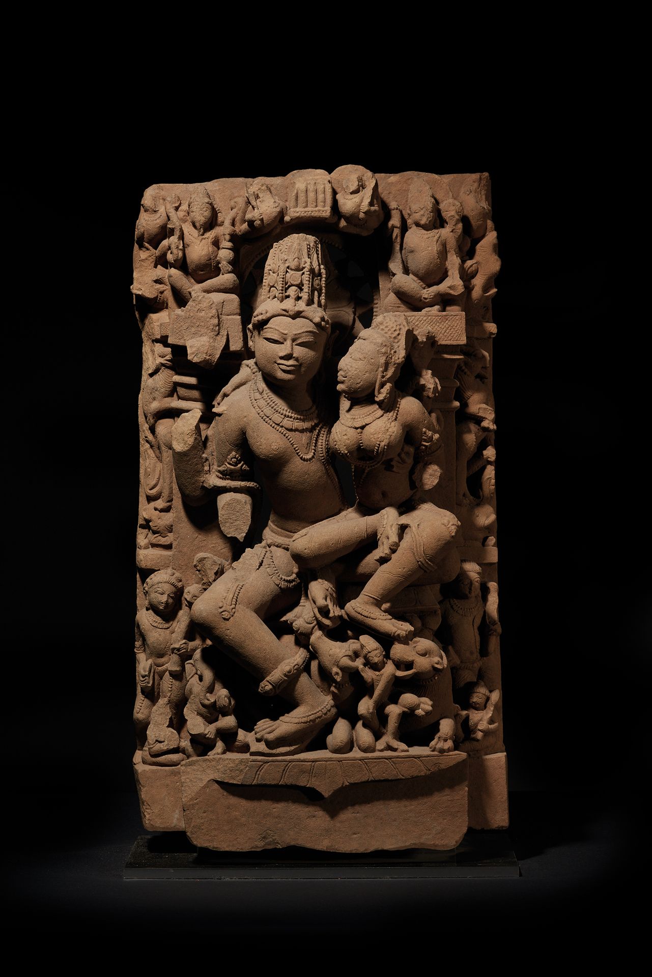 INDE - Xe siècle 代表Uma Maheshvara的重要灰砂岩石碑 印度教的神坐在基座上，湿婆的交通工具南帝水牛和乌玛的交通工具狮子在他脚下，乌&hellip;