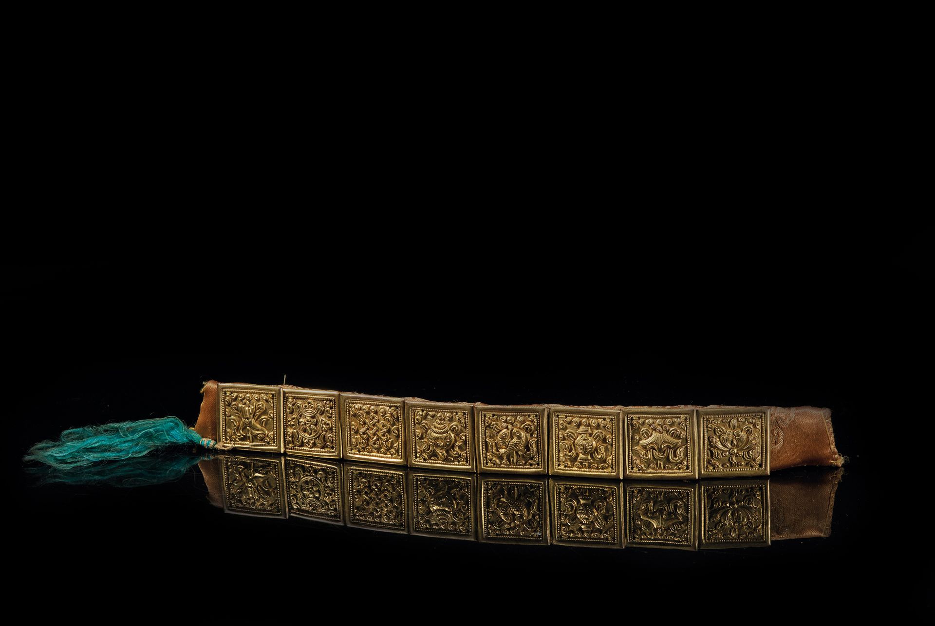 TIBET - XVIIIe/XIXe siècle Acht Zierplatten aus vergoldeter Bronze mit getrieben&hellip;