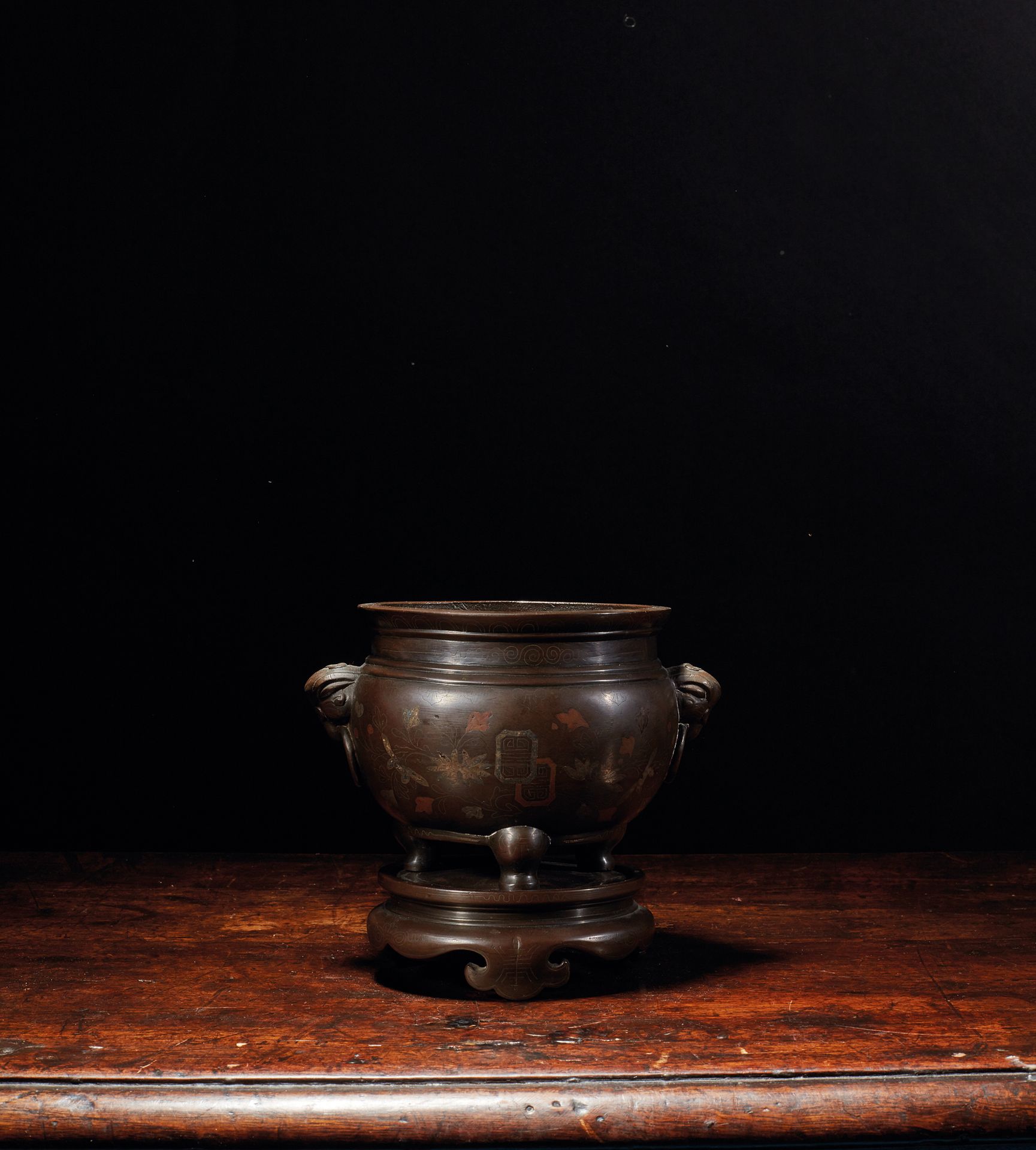 VIETNAM - Vers 1900 Brûle-parfum tripode en bronze à patine brune, à décor en in&hellip;