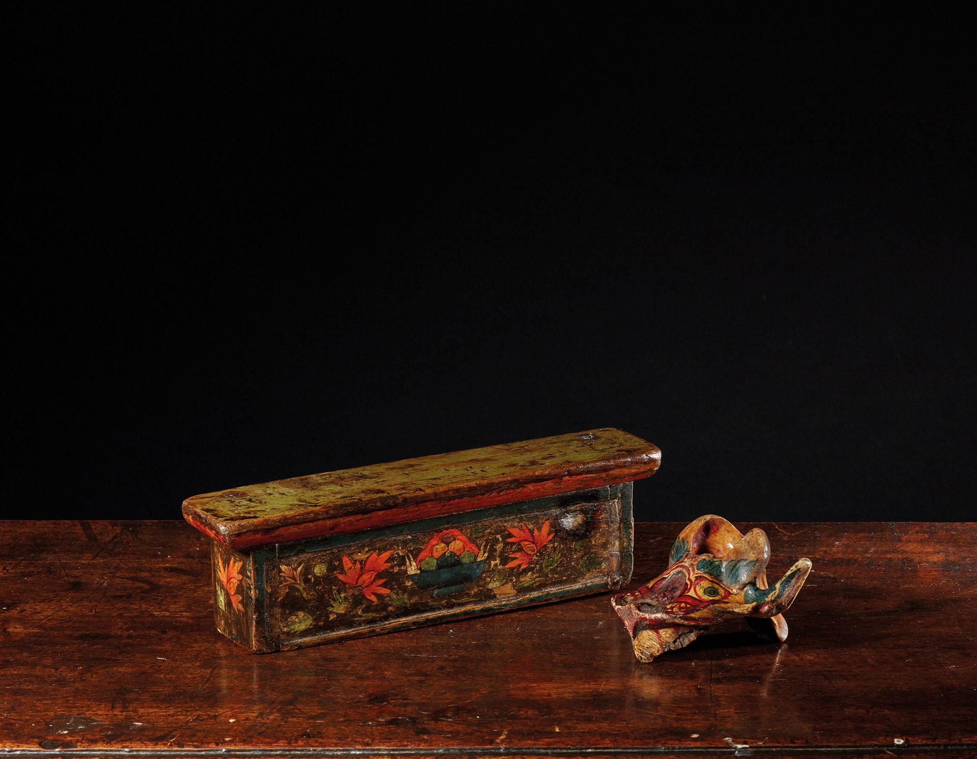 TIBET - XIXe siècle 套装包括一个装饰有佛教珠宝和莲花的多色木制微型祭坛桌和一个描绘Yamantaka的彩绘椎体。
长26厘米和8.8厘米