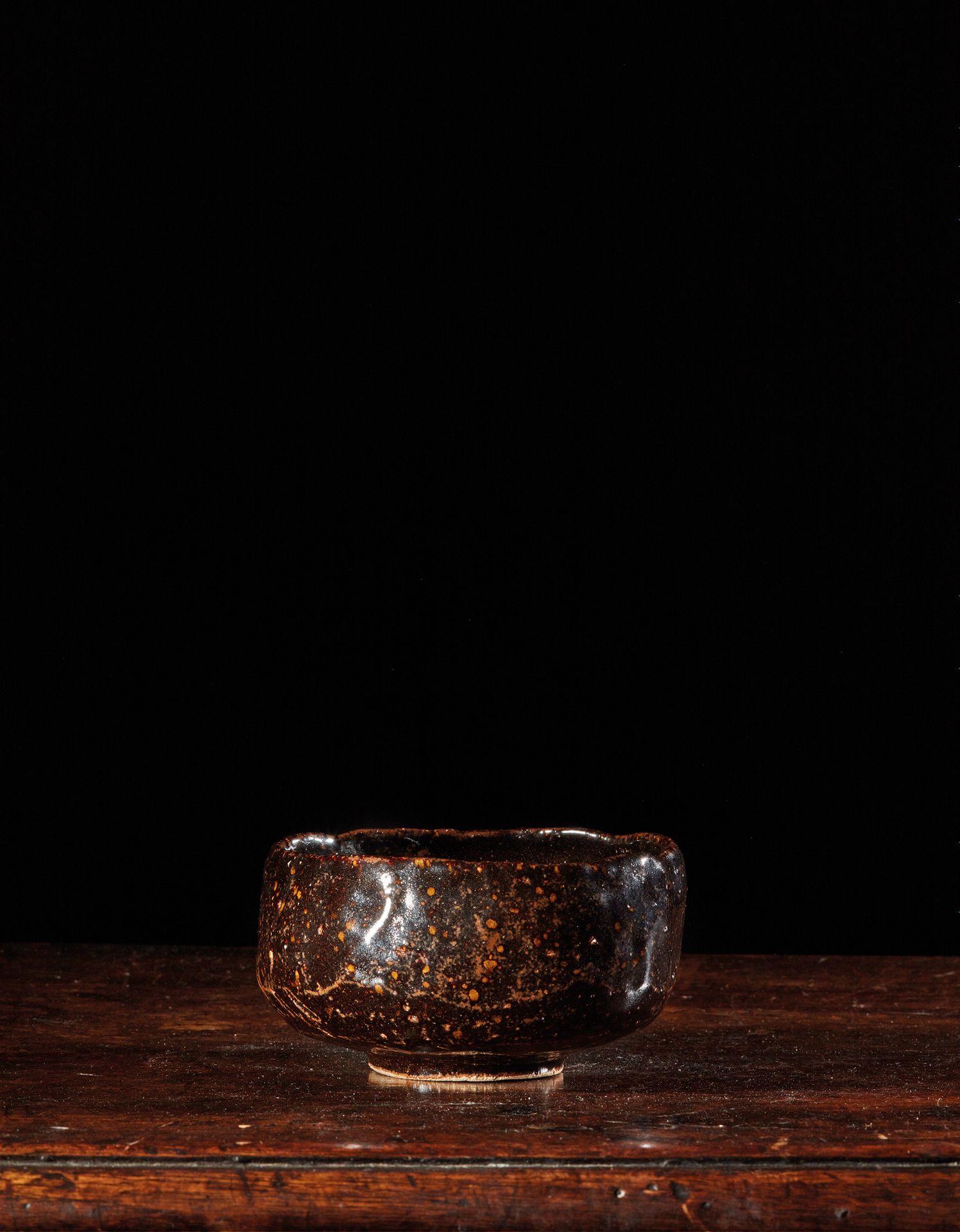 JAPON - XXe siècle 茶碗，炻器，有棕色和赭石斑点（小的烧制缺陷）
直径11.5厘米
木盒。
