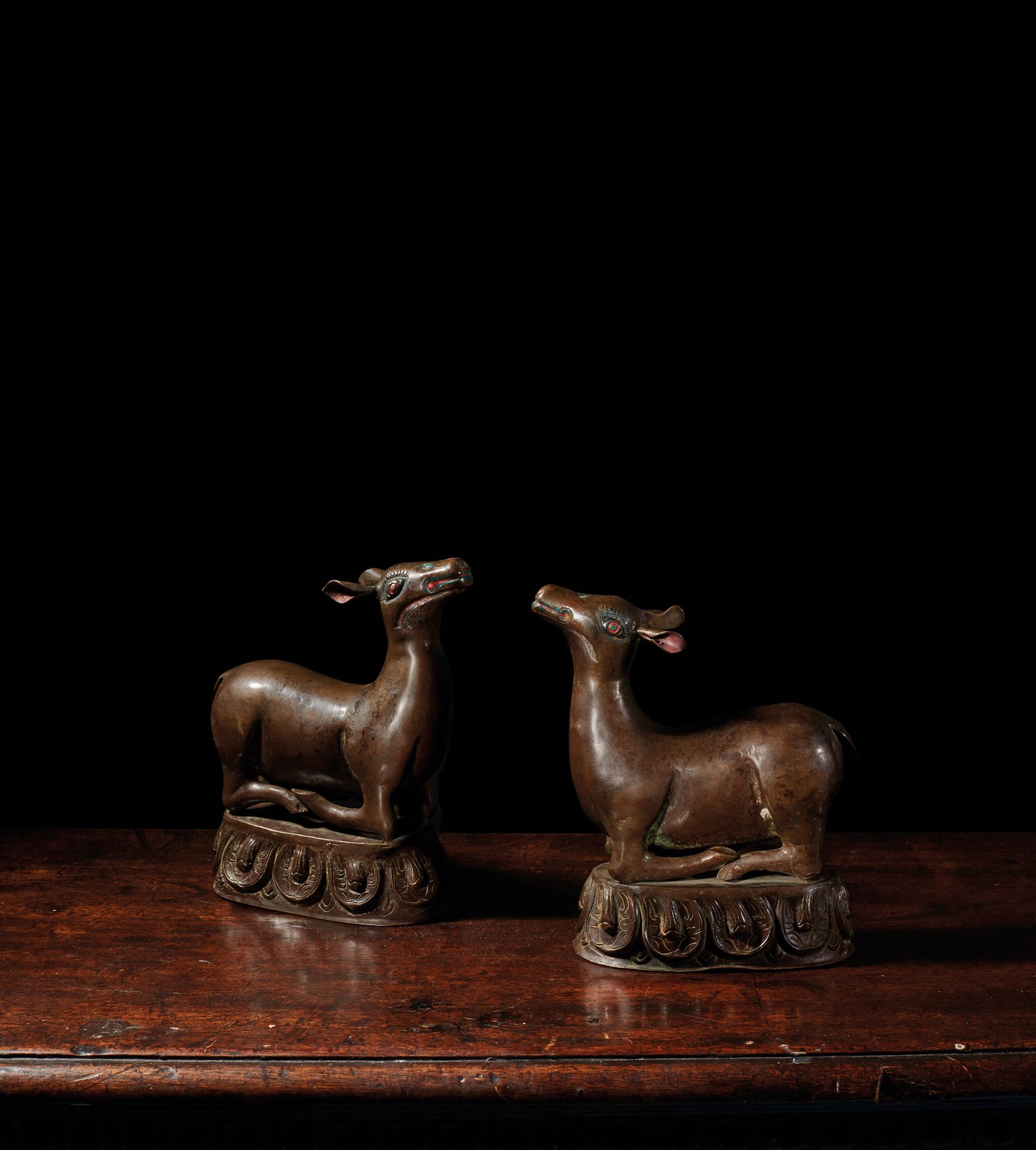 TIBET - XVIIIe/XIXe siècle Pareja de ciervos de cobre con restos de policromía a&hellip;