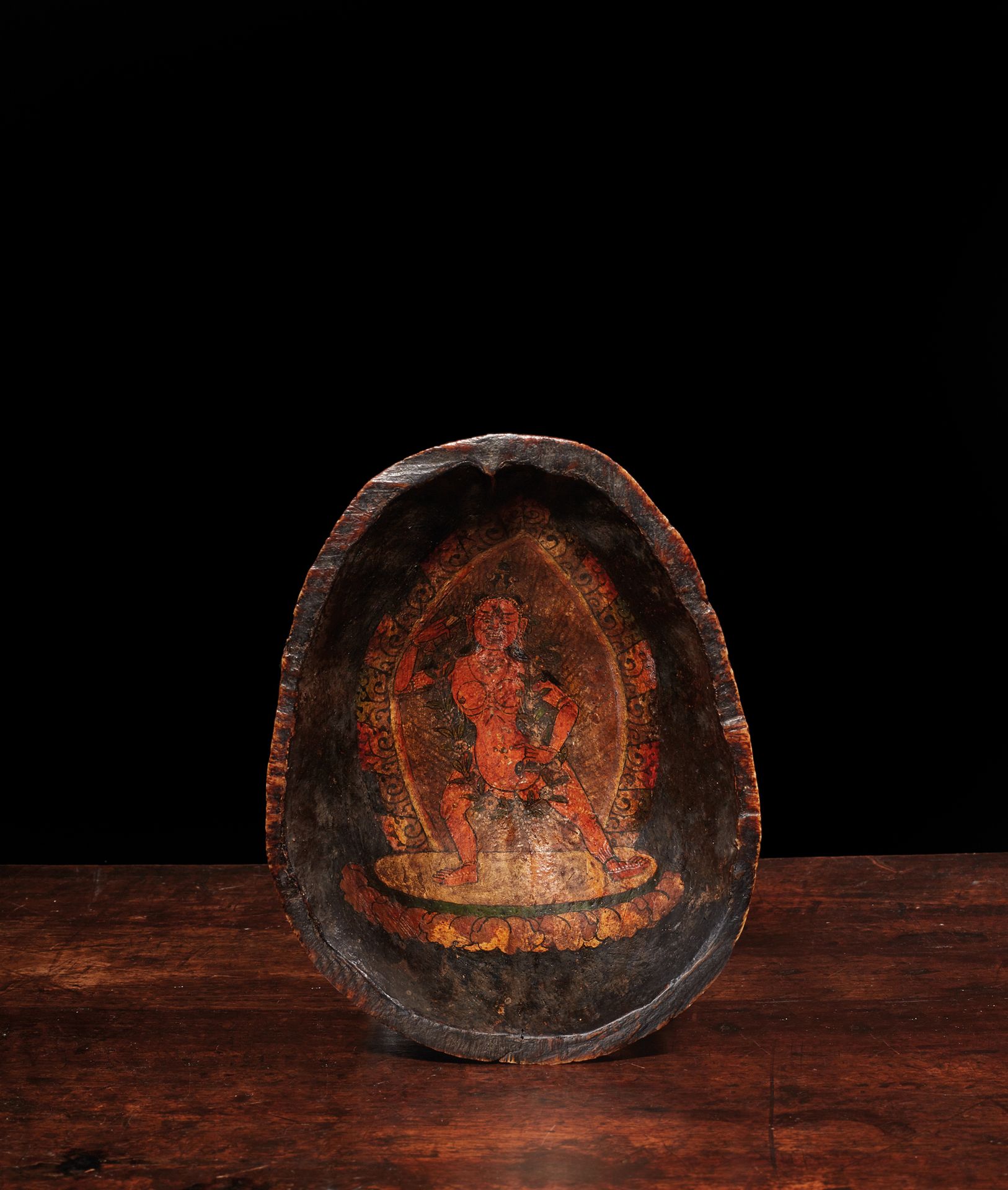 TIBET - XVIIIe siècle 一个骨质仪式杯（kapala），内部用多色颜料装饰着一个骑在莲花上的达基尼，拿着卡提卡，在一个燃烧的曼陀罗中。
长：&hellip;