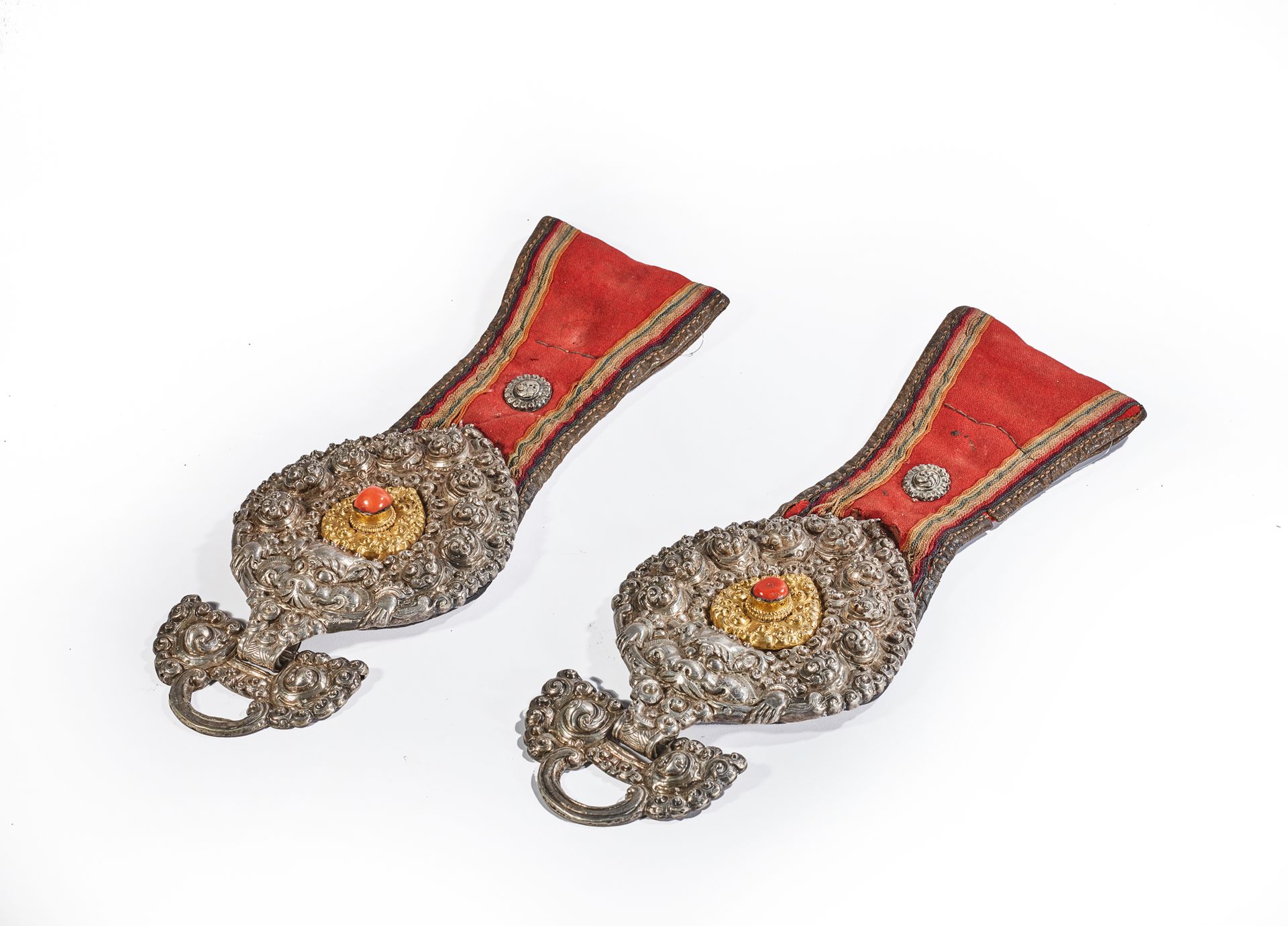 TIBET - XIXe siècle Due ornamenti da cintura in argento sbalzato e lastra di ram&hellip;