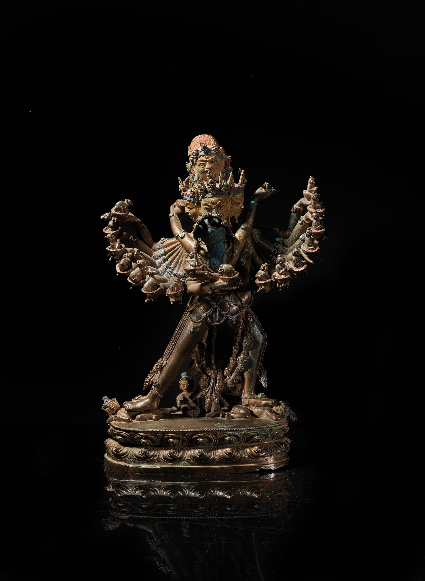 TIBET - XVIIe/XVIIIe siècle 铜合金组，有多色的痕迹，站立的Chakrasamvara有八个头，四条腿和十六个手臂，站在两个躺着的恶魔&hellip;