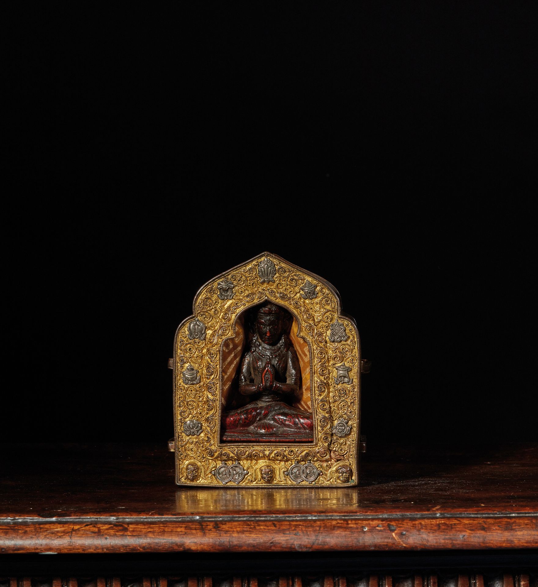 TIBET - XVIIe et XVIIIe siècle 鎏金铜和银金属制成的便携式ga'u祭坛，装饰着八个佛教符号（ashtamangala）和神灵的头像&hellip;