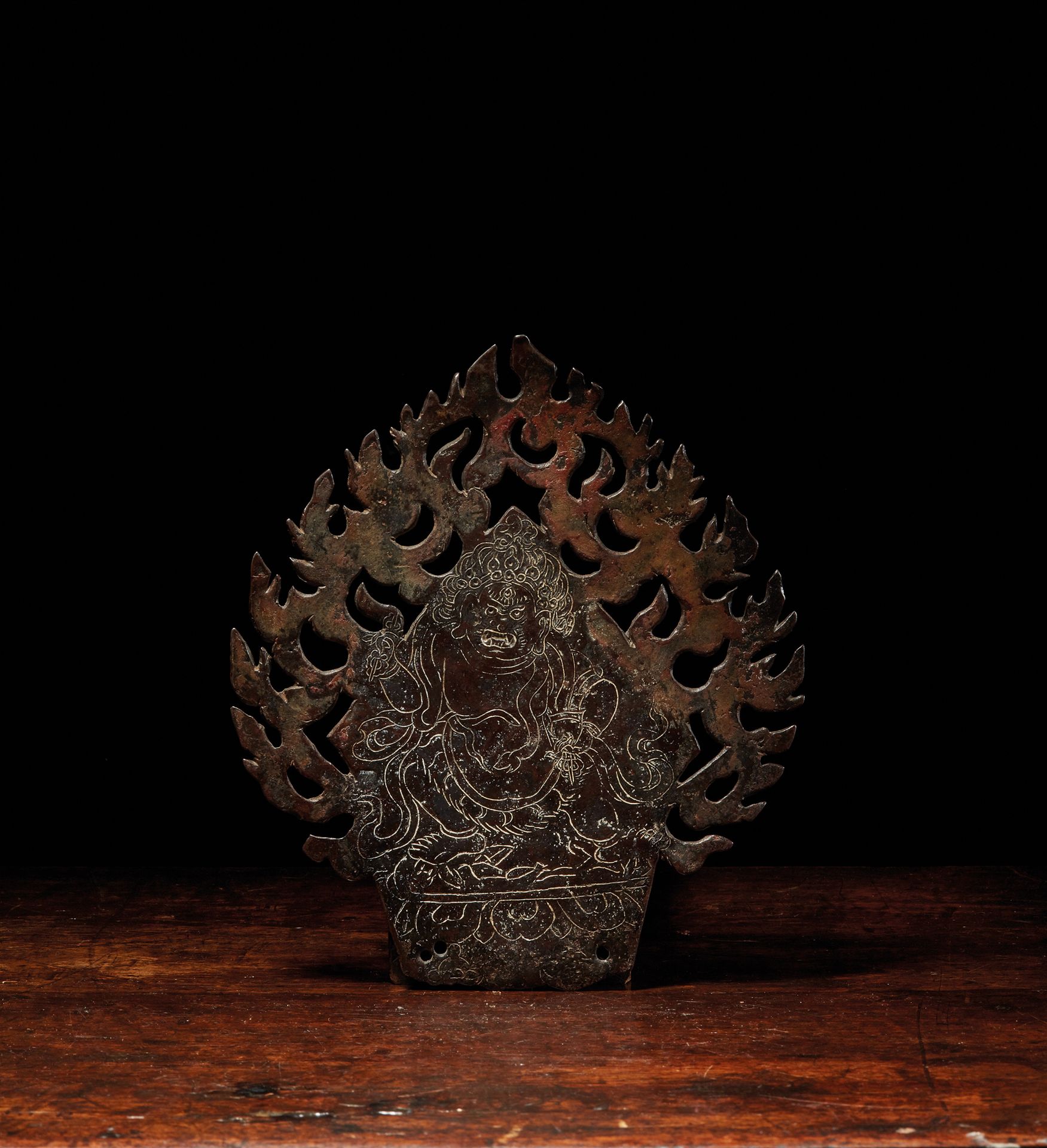 TIBET - XVIIIe/XIXe siècle 曼陀罗形式的铁盘，上面刻有凶猛的金刚力士站在基座上，手持金刚杵和甘塔的装饰。
高17,5厘米