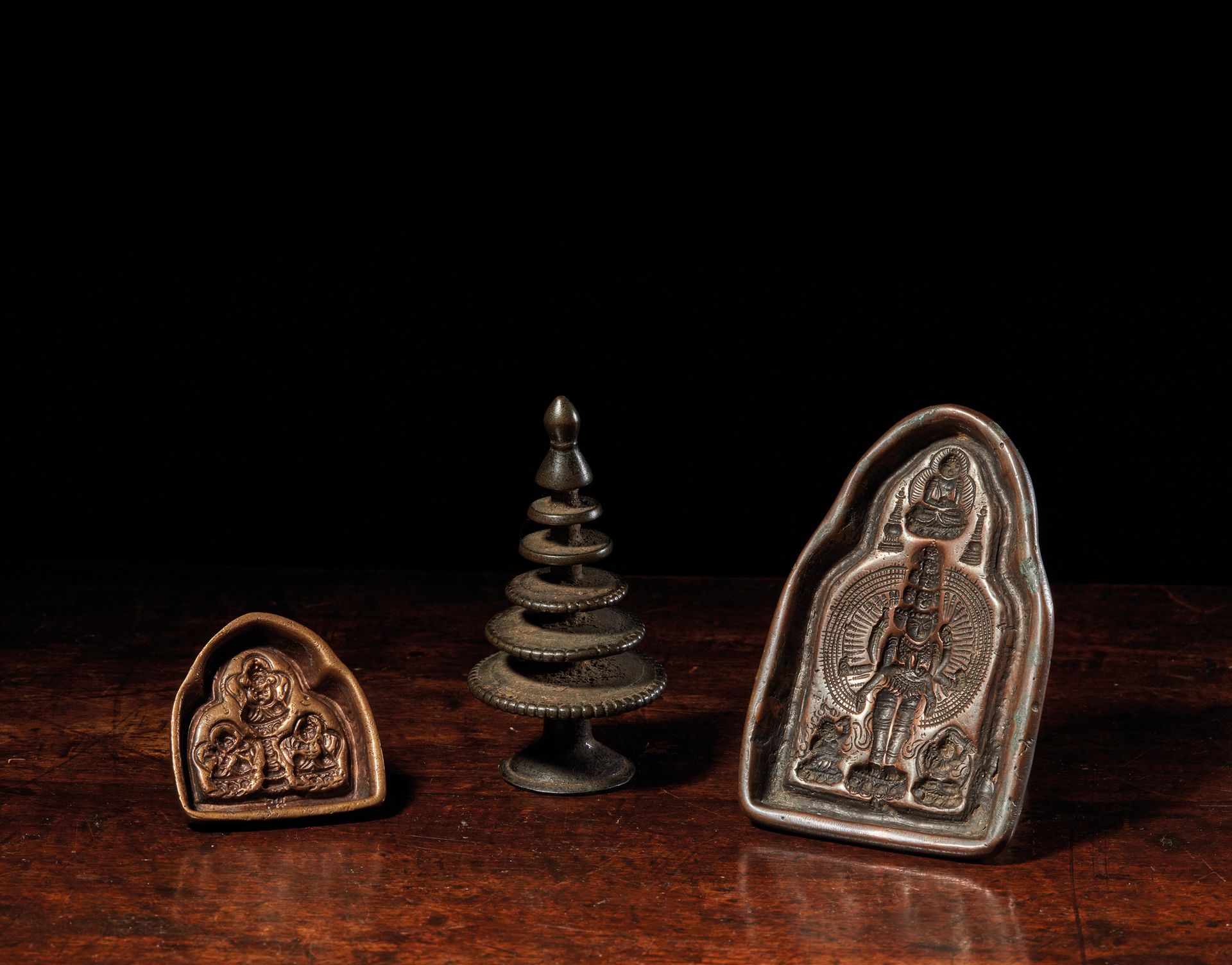 TIBET et NEPAL - XVIIIe siècle 套装包括两个铜制沙弥模型，其中一个描绘的是千手观音，另外三个是文殊菩萨和金刚手菩萨，还有一个小型的&hellip;