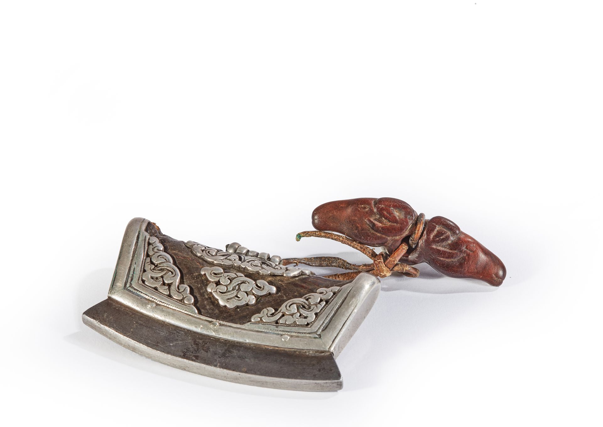 TIBET - XIXe siècle Encendedor de viaje de cuero y plata con decoración de volut&hellip;