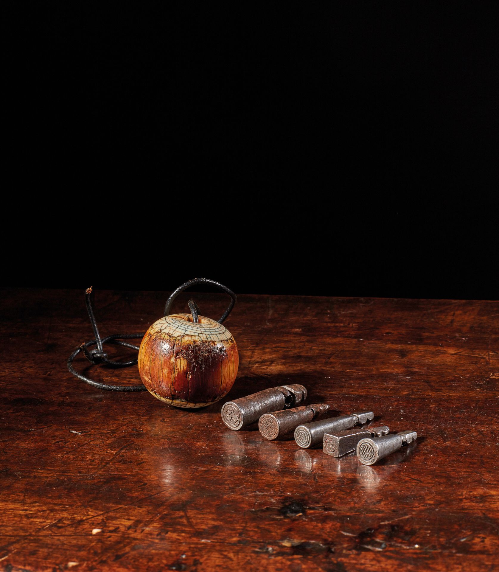 TIBET - XIXe siècle 一套五个小铁印和一个大骨珠。
高约4.5厘米 珠子直径4厘米