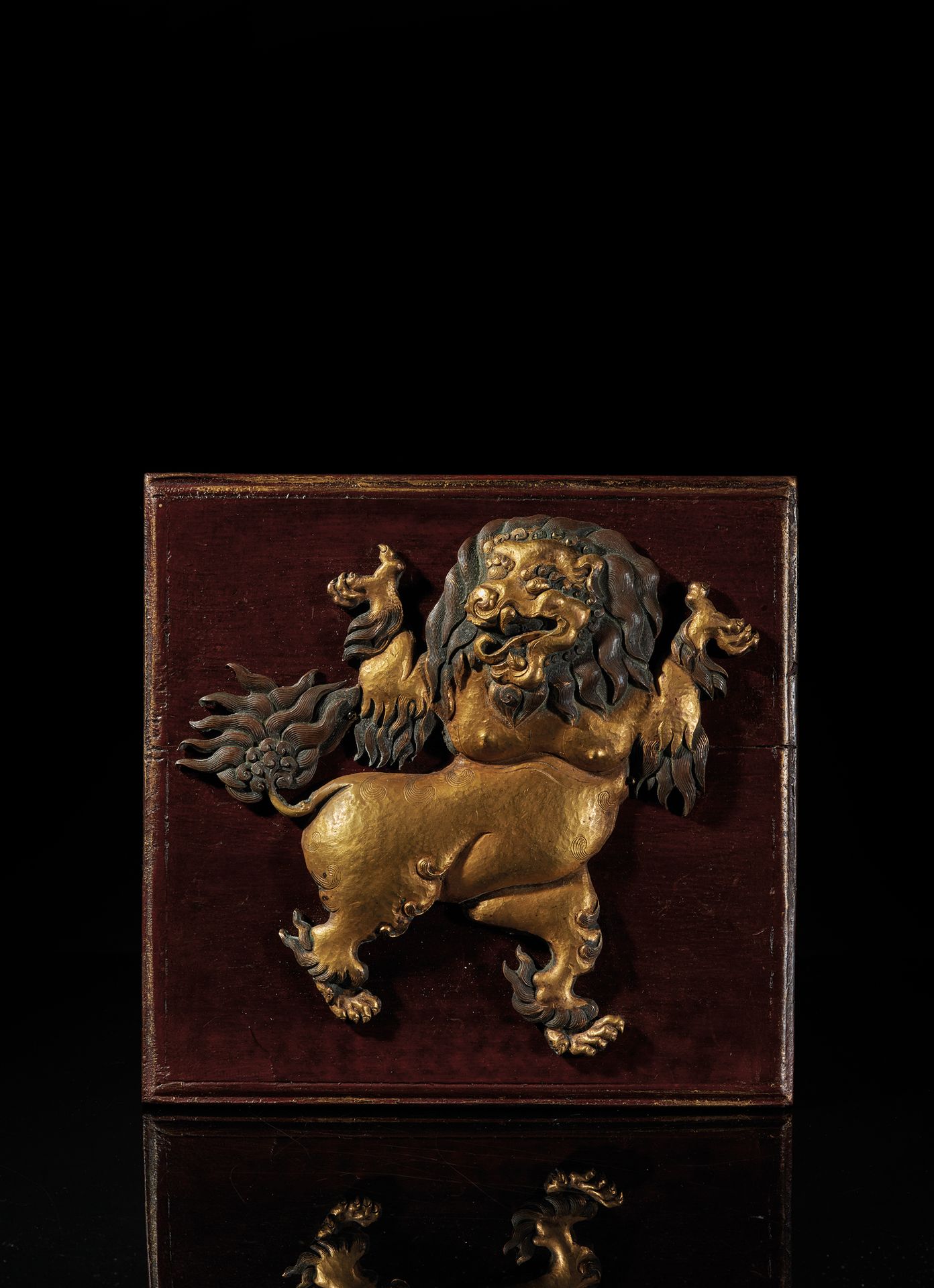 TIBET - XVIe/XVIIe siècle 一块镀金的铜板，造型是一只后腿站立、前腿抬起的雪狮。
高19厘米