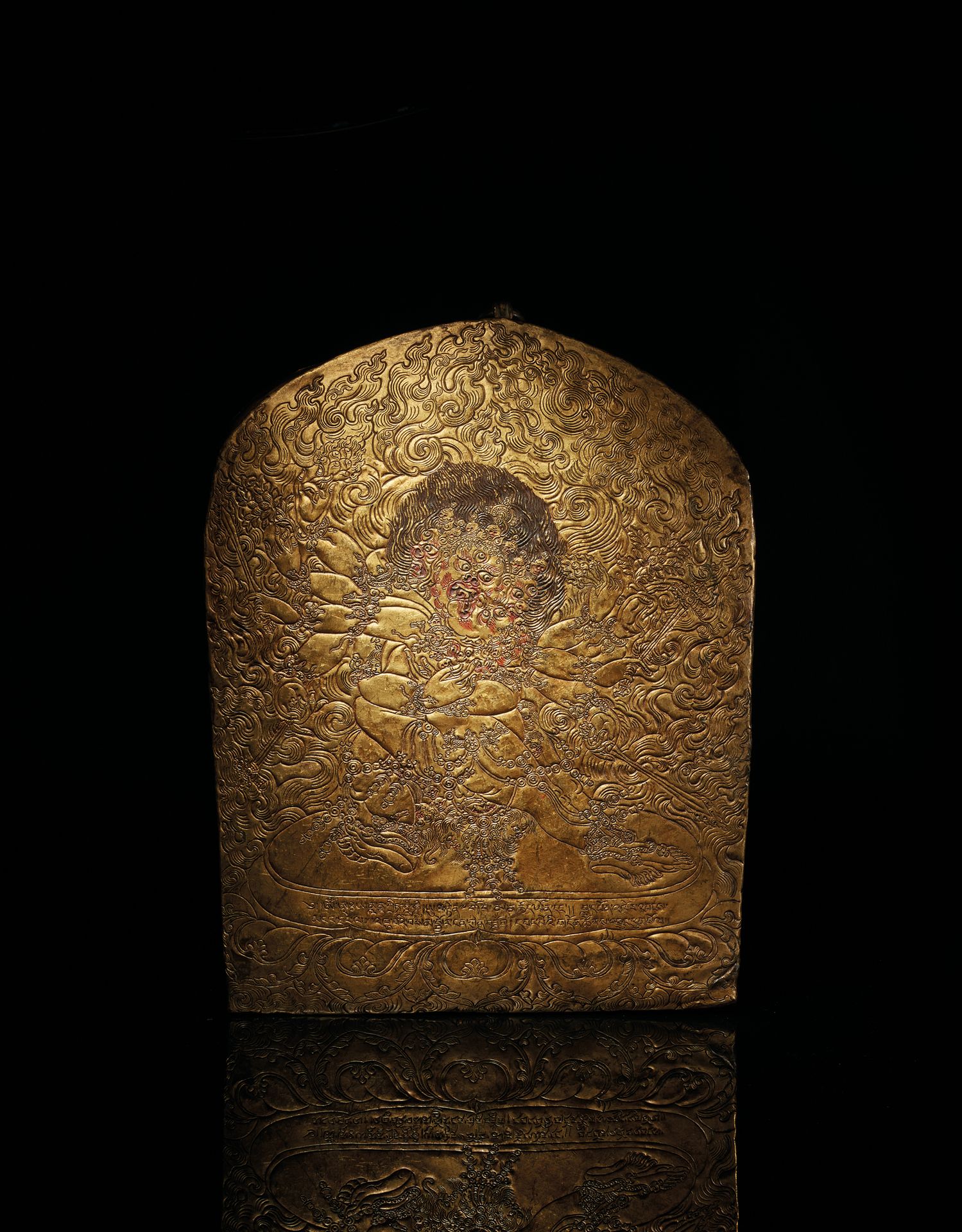 TIBET - XVIIIe siècle 一座镀金铜坛的一部分，上面有Ratnakrodha和他的妃子站在一个莲花状的yab-yum底座上，手持他的属性，包括&hellip;