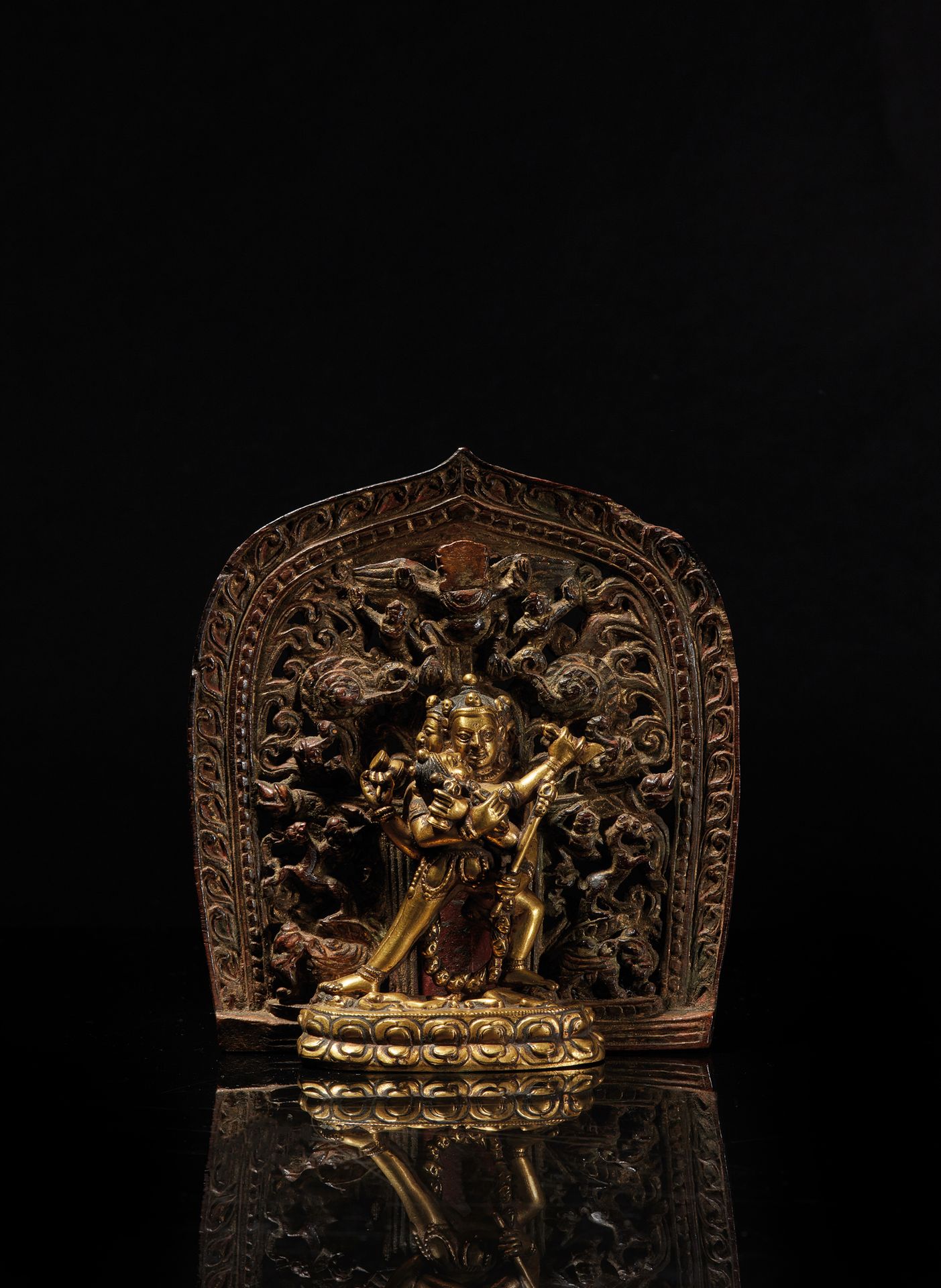 TIBET - XVIIe/XVIIIe siècle 鎏金铜像，四头、四臂、两腿的Samvara形体与他的Sakti站在yab-yum中，躺在倒置的莲花形底座&hellip;