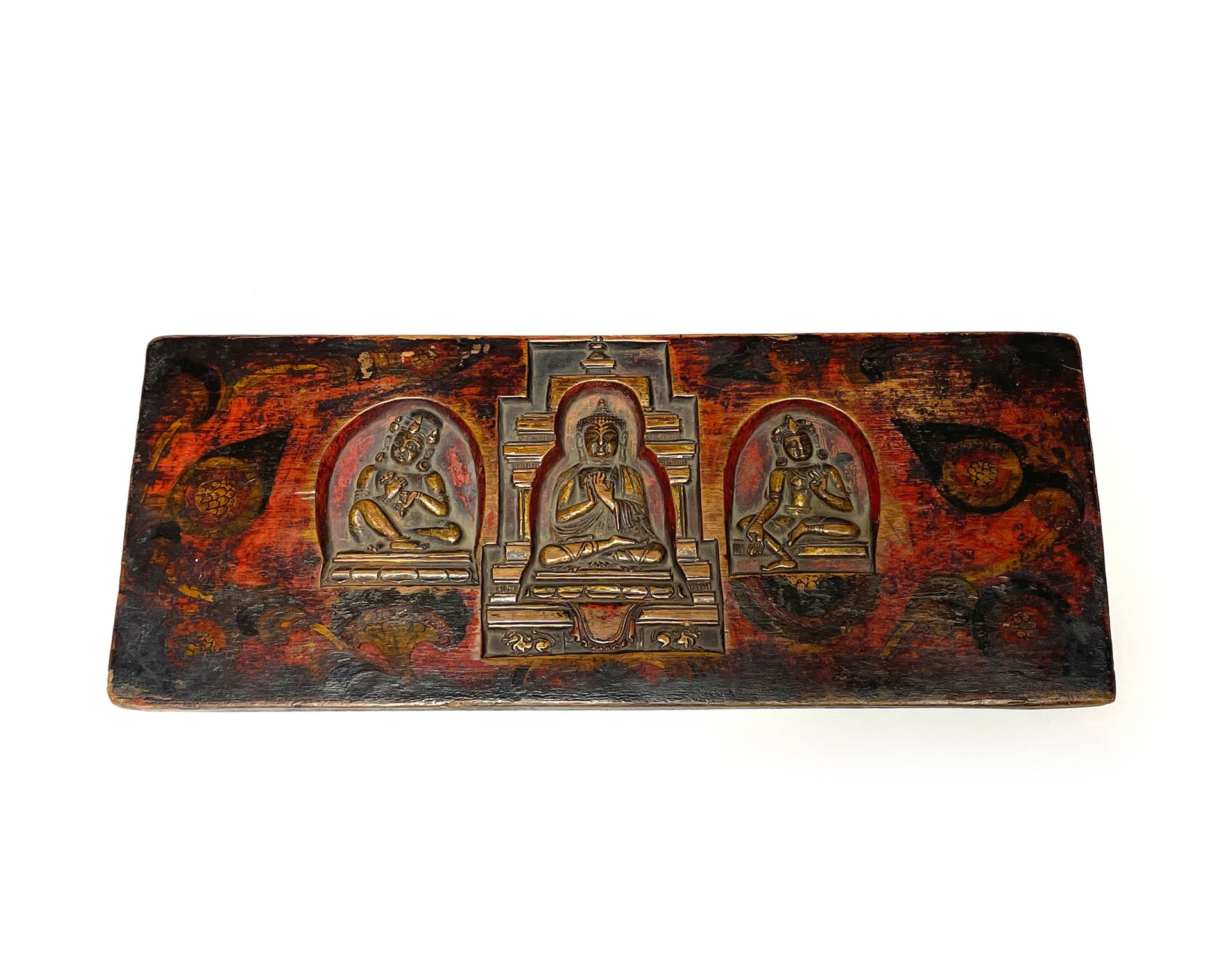TIBET - XIIIe/XIVe siècle 多色木质经书封面，一面雕刻着韦驮菩萨，双手持法器（教学手势），在佛龛中，坐在饰有华盖的莲花上，周围是绿色的陀&hellip;