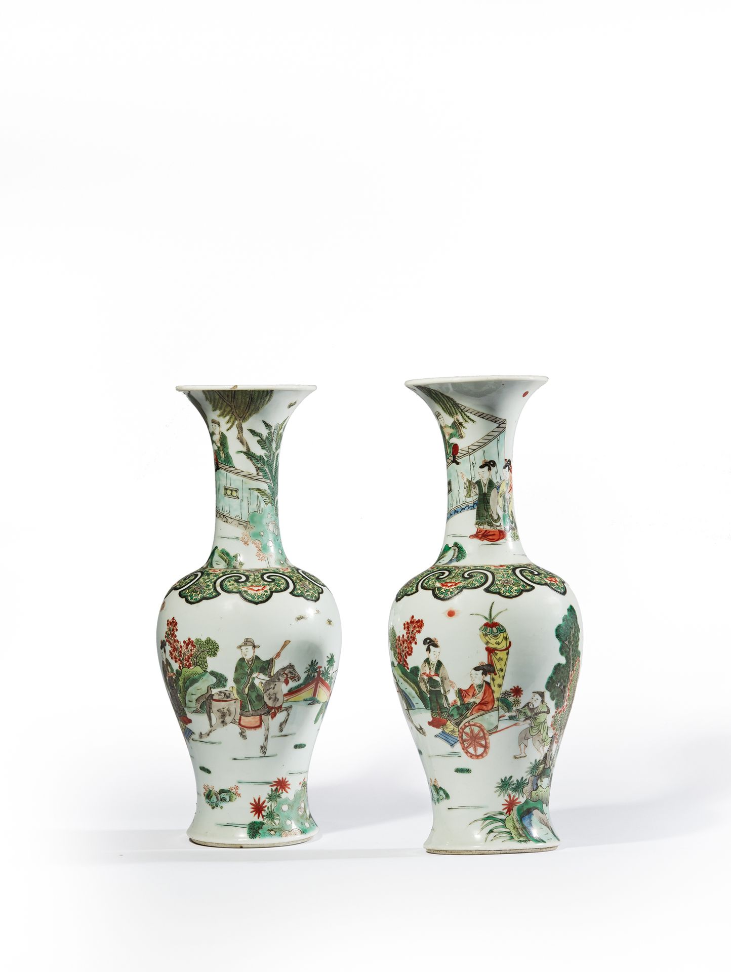 CHINE - Fin XIXe siècle 一对青花瓷喇叭口花瓶，以多色珐琅彩装饰的绿家风格，上面有一个坐着战车的女人，旁边还有一个贵族。(Chips)。
&hellip;