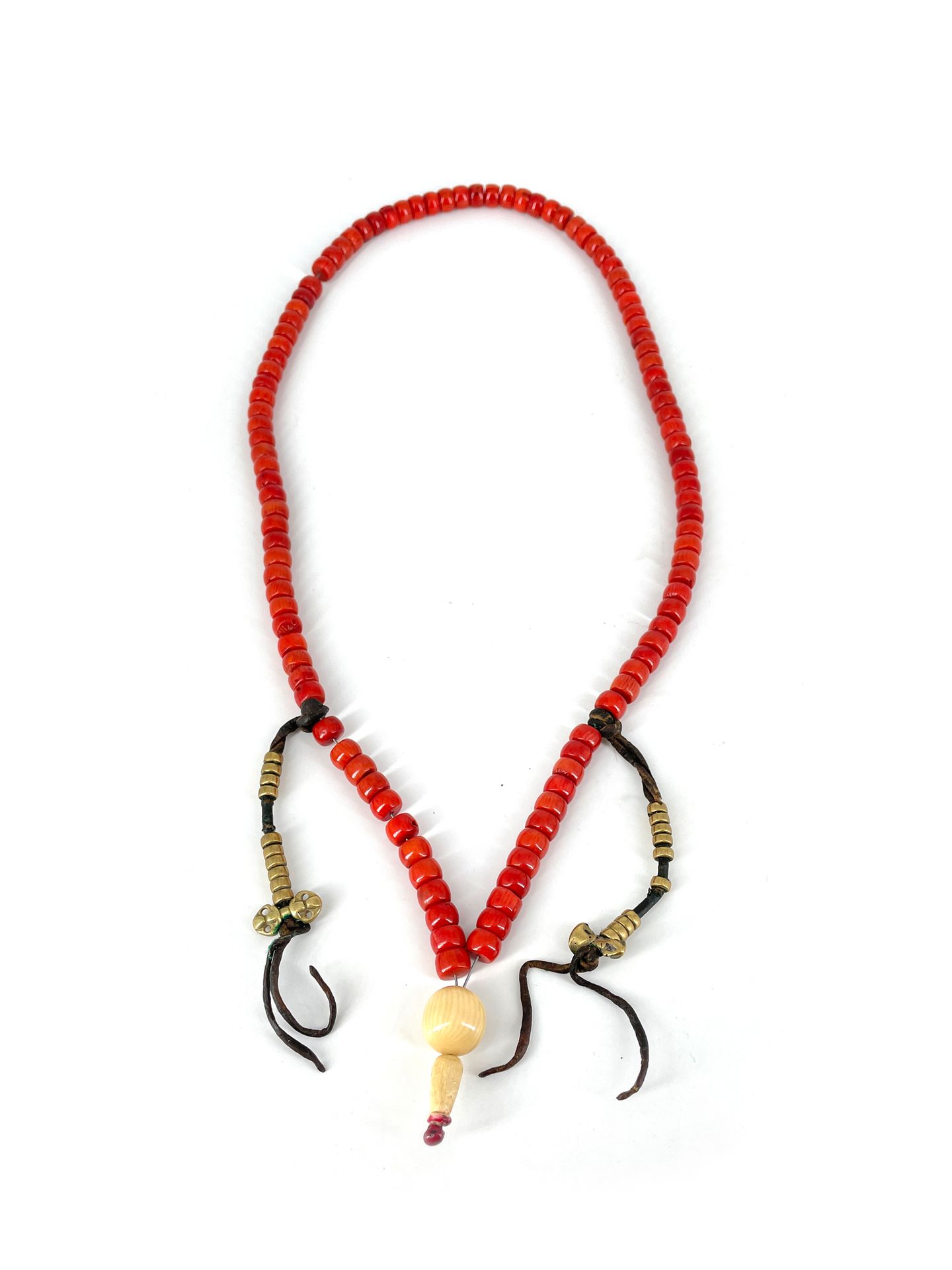TIBET - XIXe siècle 由一百零八颗珊瑚珠组成的念珠（mala），装饰有两个铜珠吊坠和代表仪式工具的珠子：铃铛（gantha）和维斯瓦金刚。
长&hellip;
