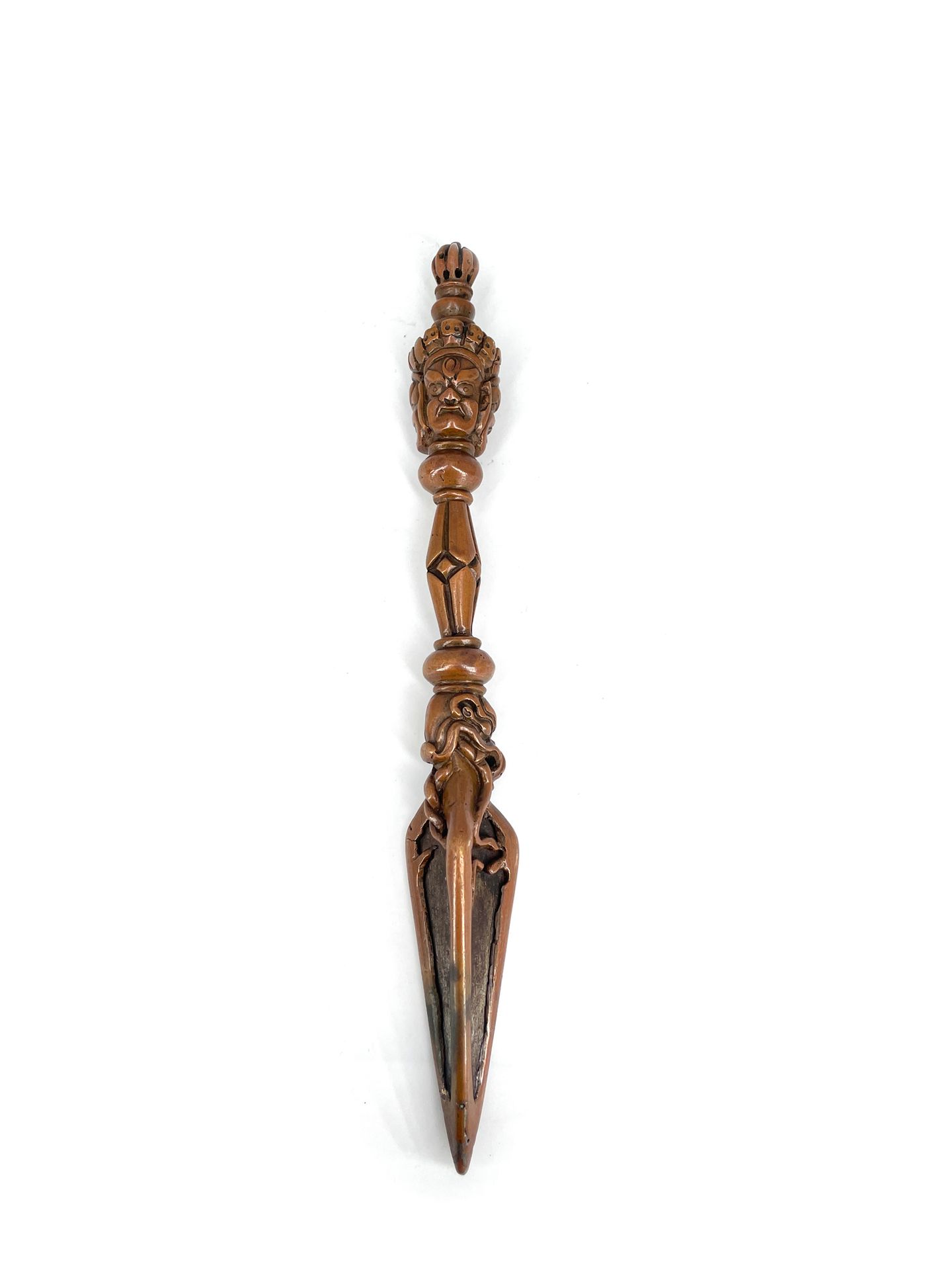 TIBET - XVIIIe/XIXe siècle Phurbu en bronze, la pointe ornée de têtes de makara,&hellip;