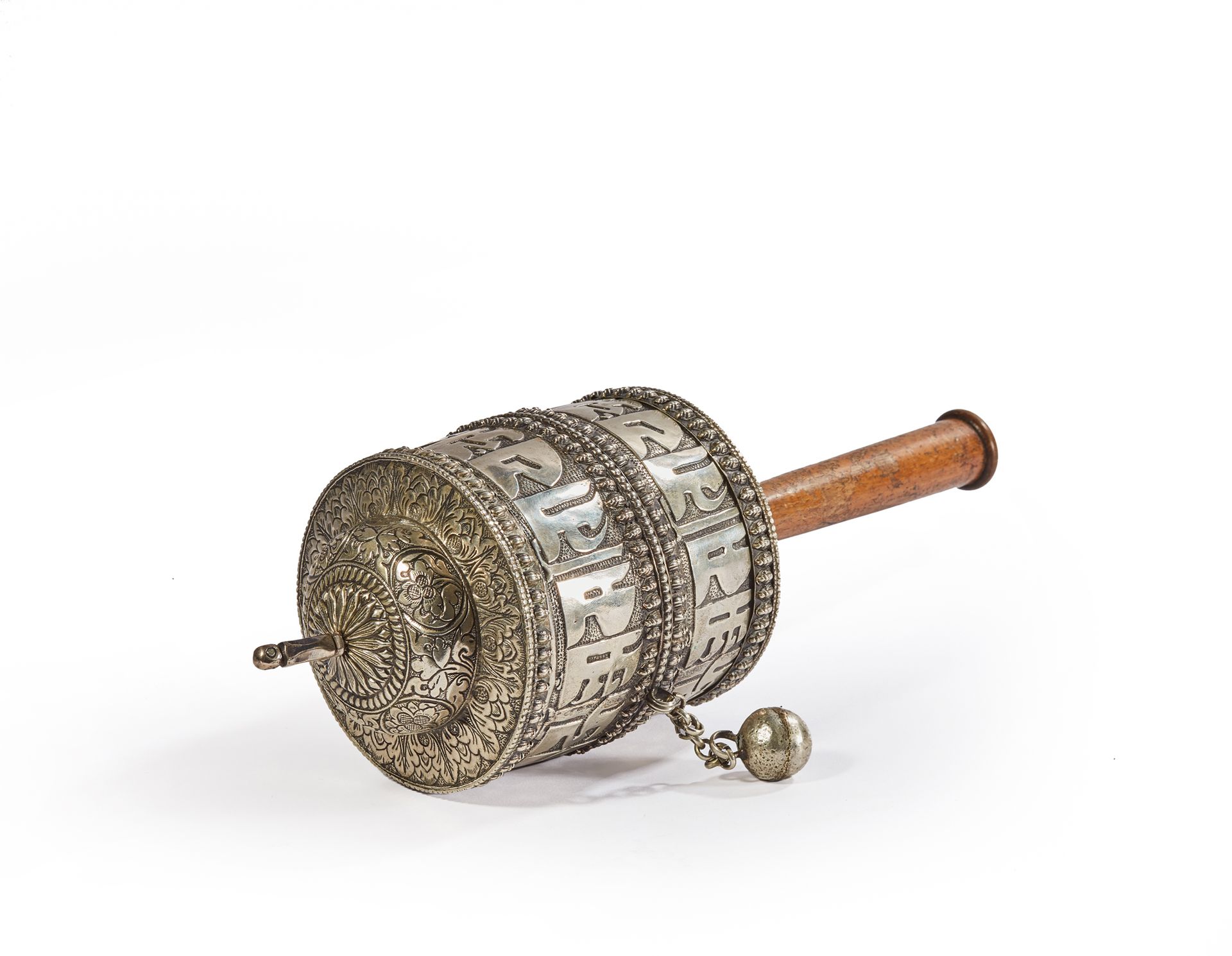 TIBET - XIXe siècle Grande ruota di preghiera argentata con decorazione di mantr&hellip;